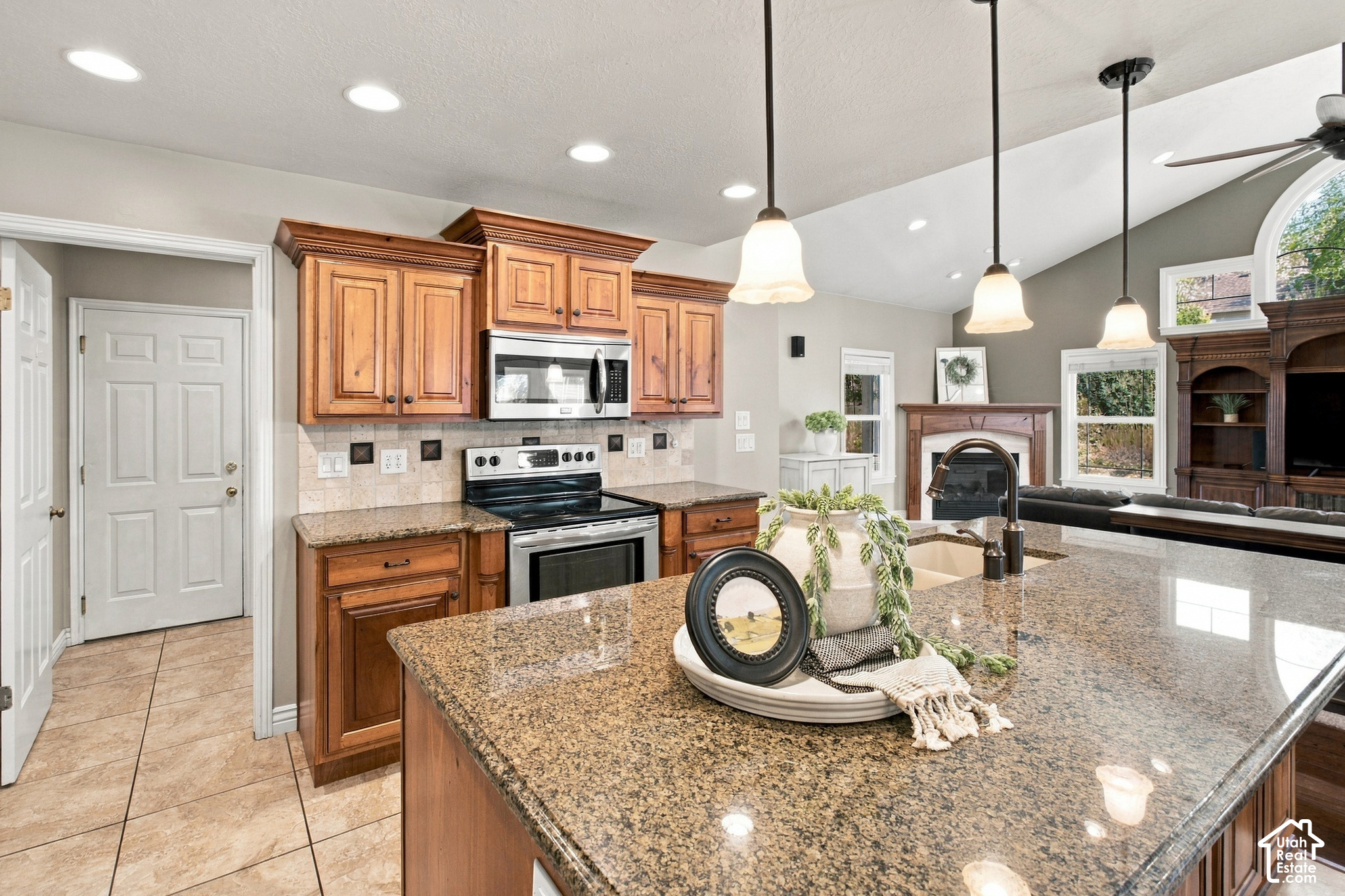 1443 E HILDA DR