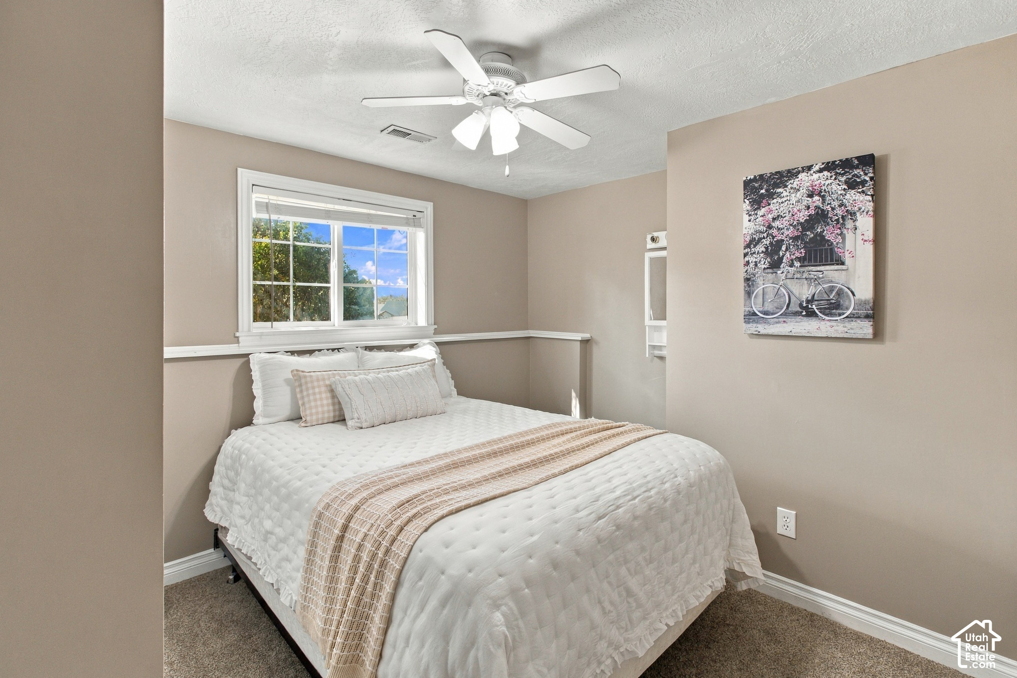 1443 E HILDA DR
