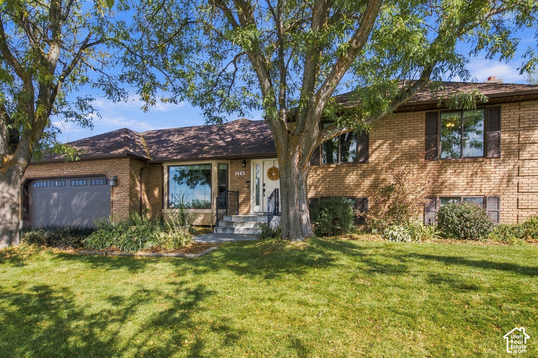 1443 E HILDA DR