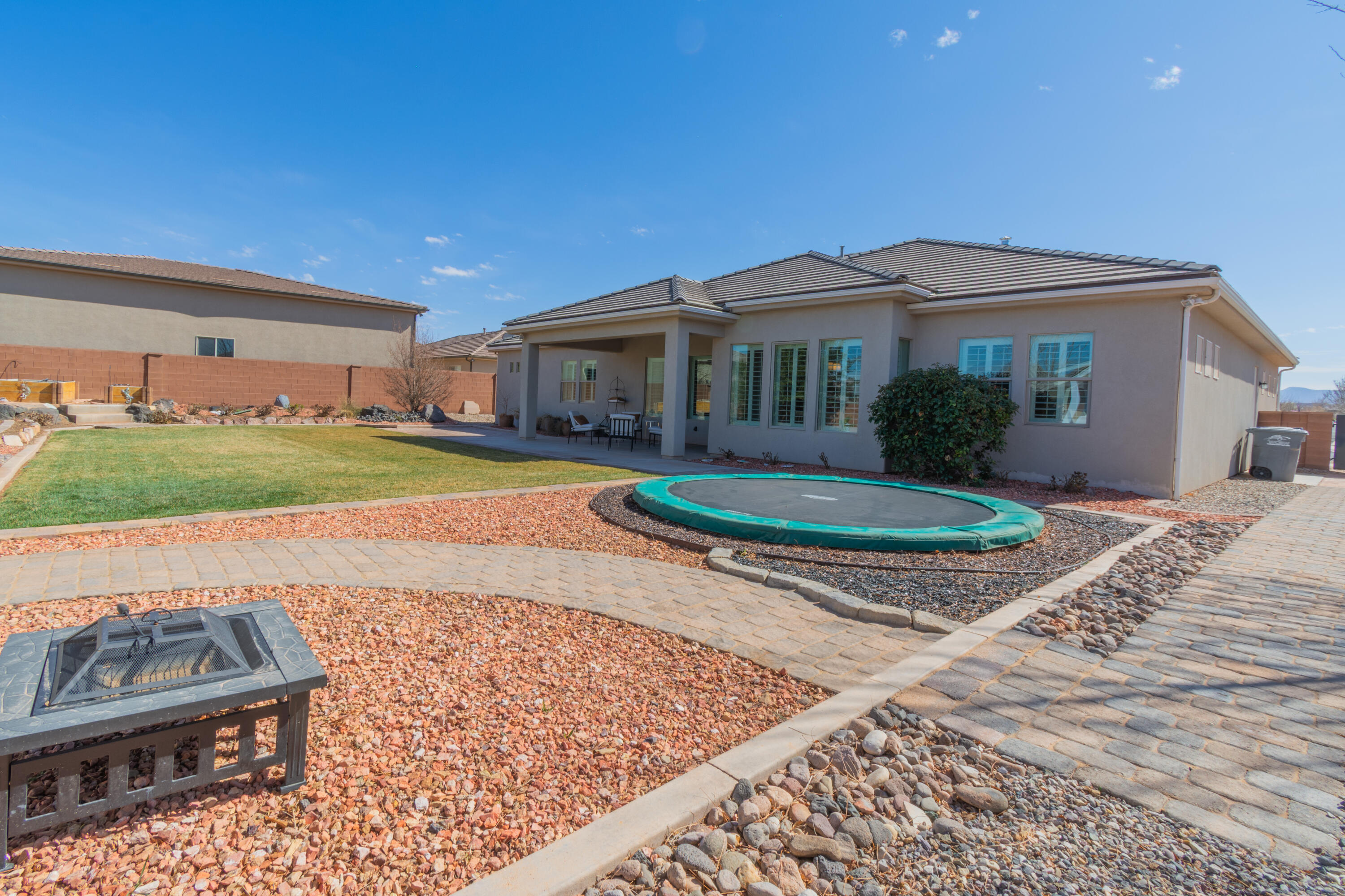 152 W Sage LN