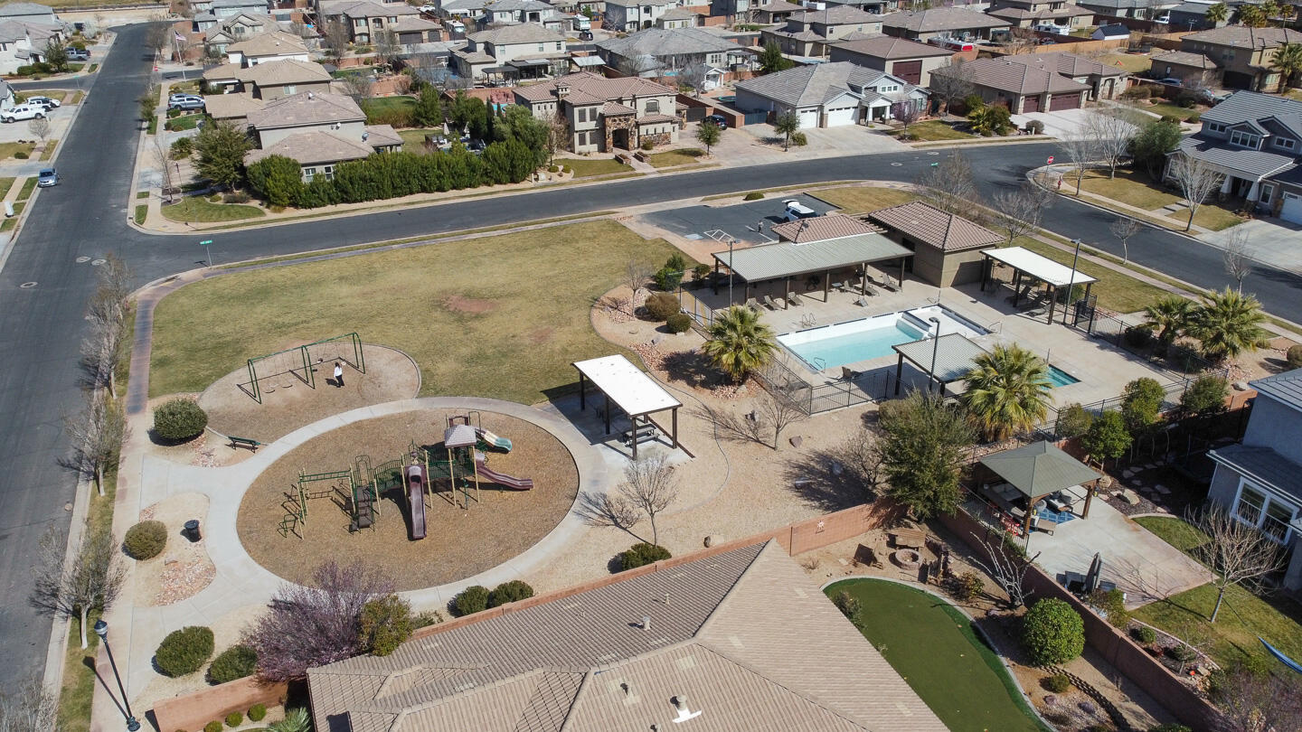 152 W Sage LN