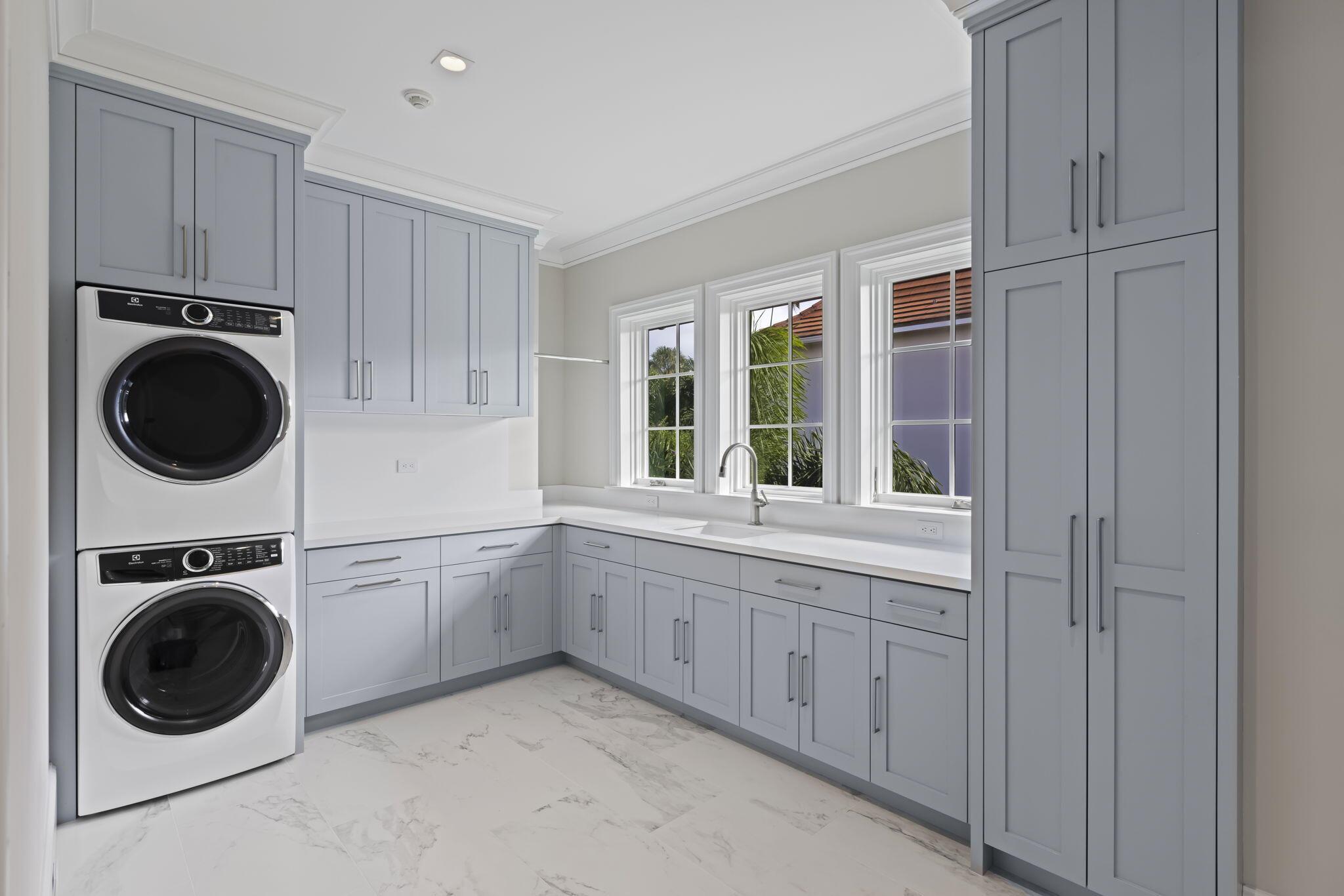 218 Everglade Avenue