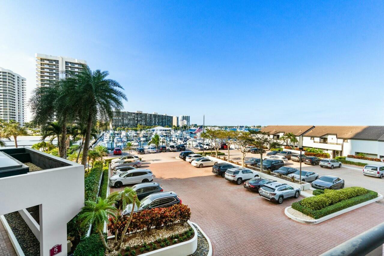 100 Lakeshore Drive 252