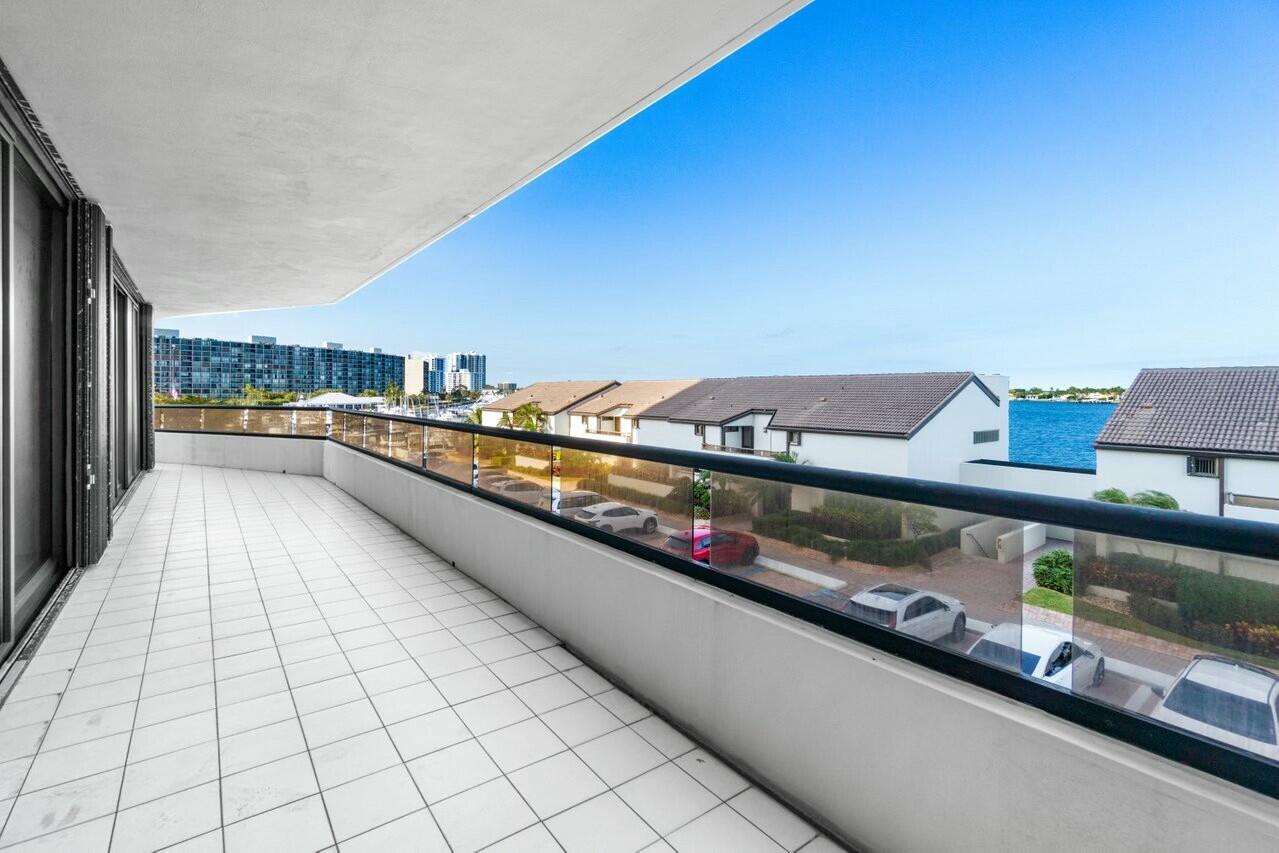 100 Lakeshore Drive 252