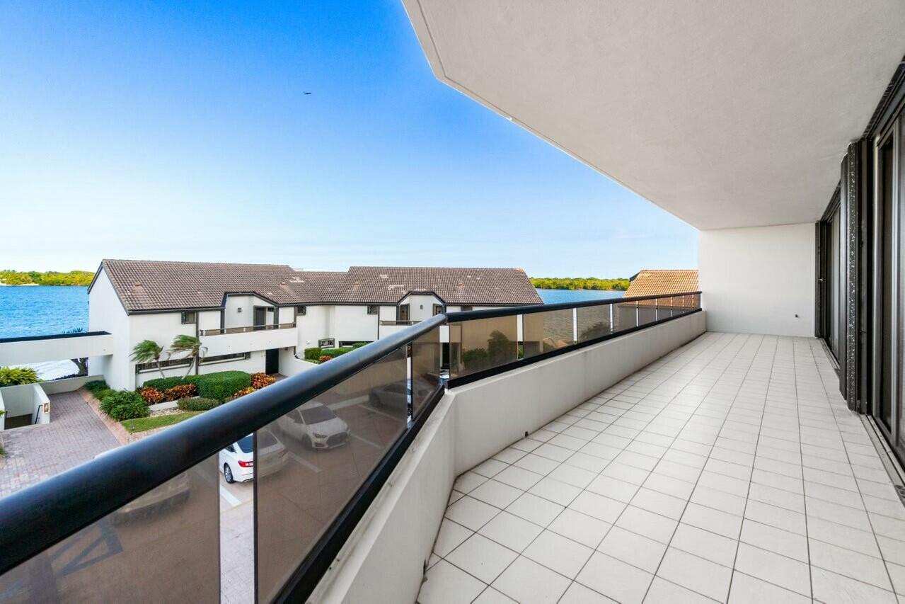 100 Lakeshore Drive 252