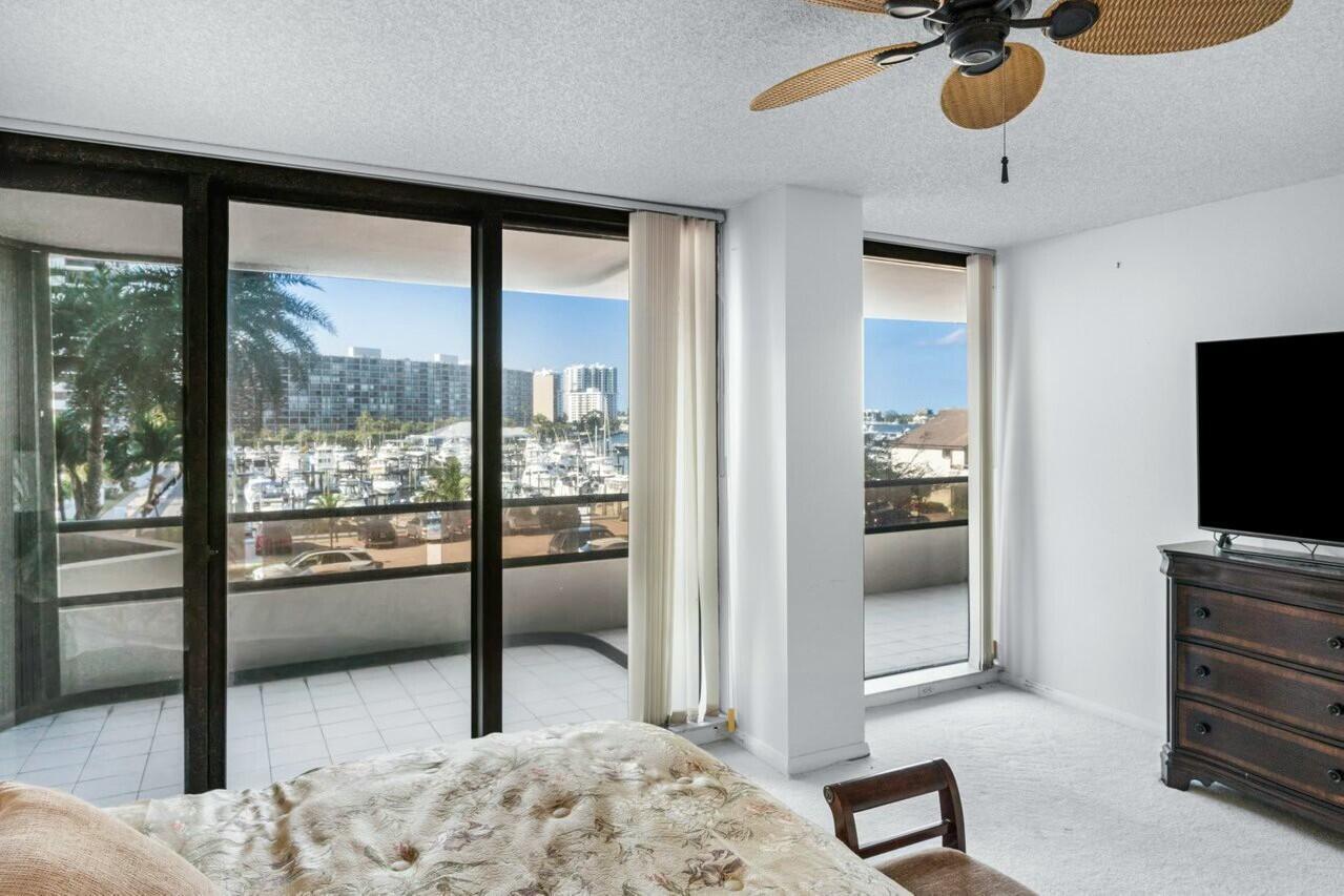 100 Lakeshore Drive 252