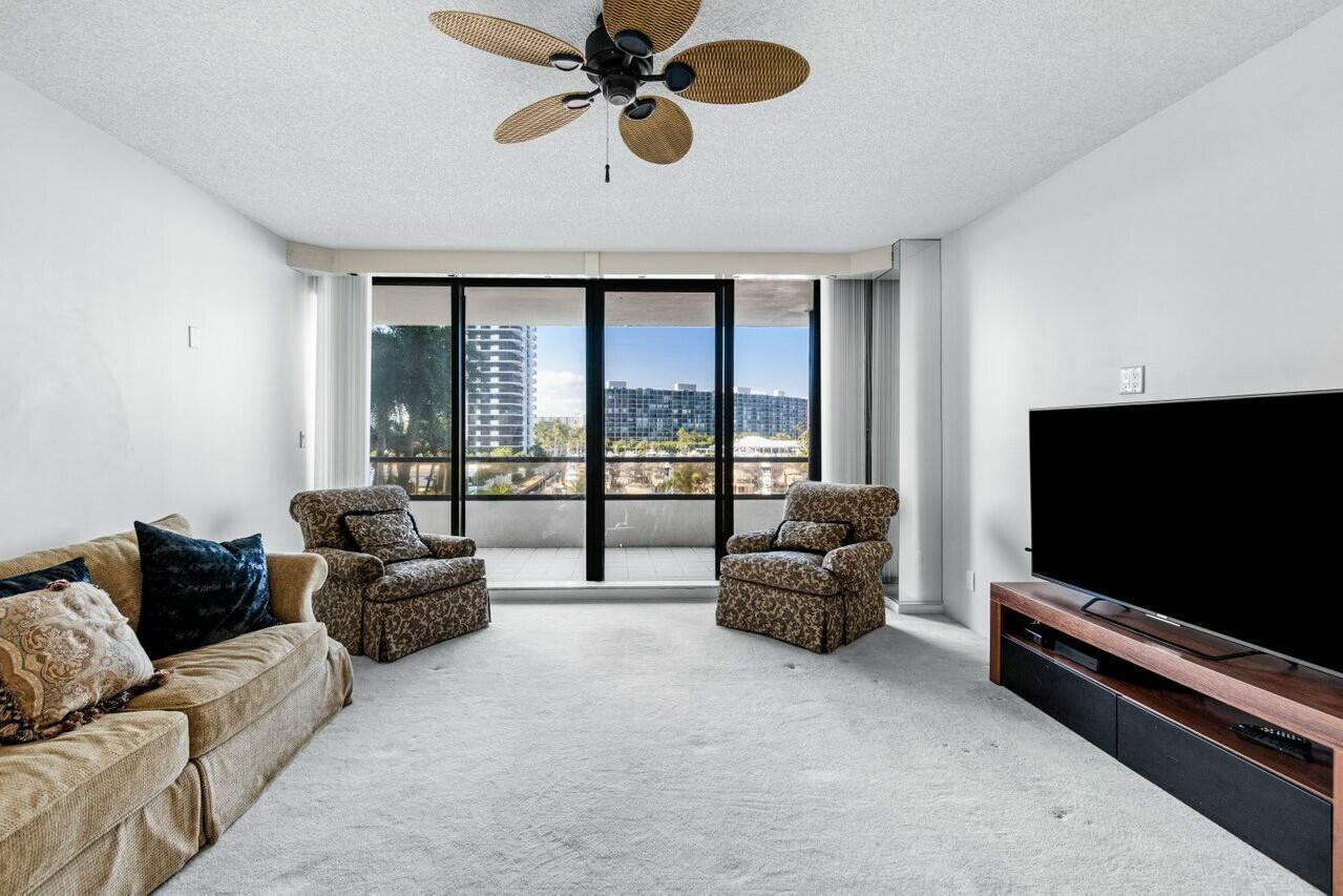 100 Lakeshore Drive 252