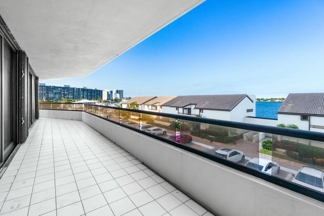 100 Lakeshore Drive 252