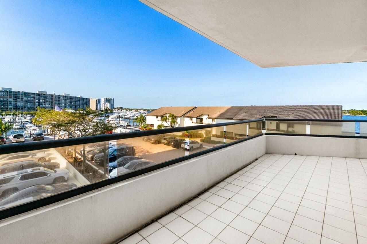 100 Lakeshore Drive 252