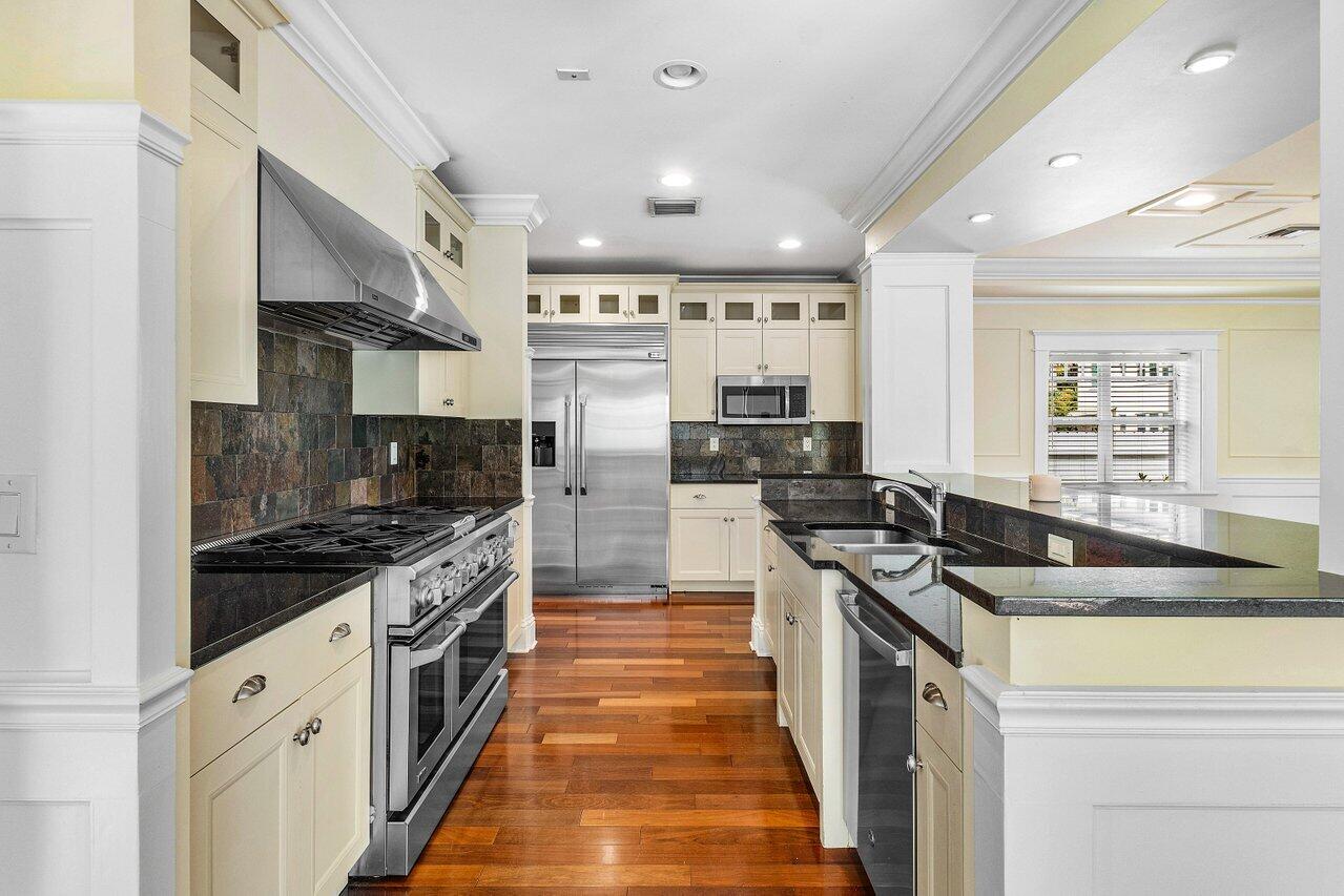 215 Vallette Way