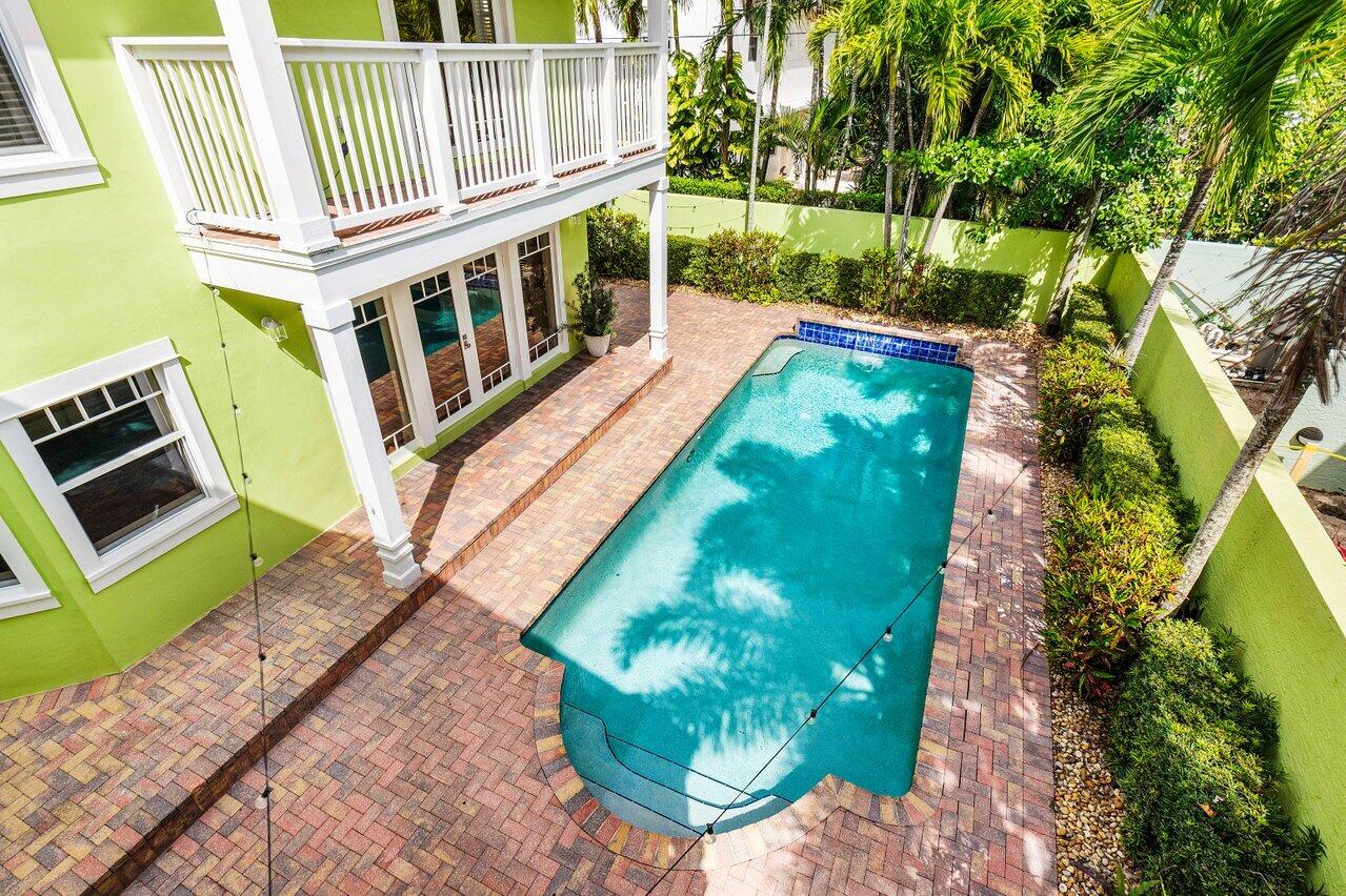 215 Vallette Way