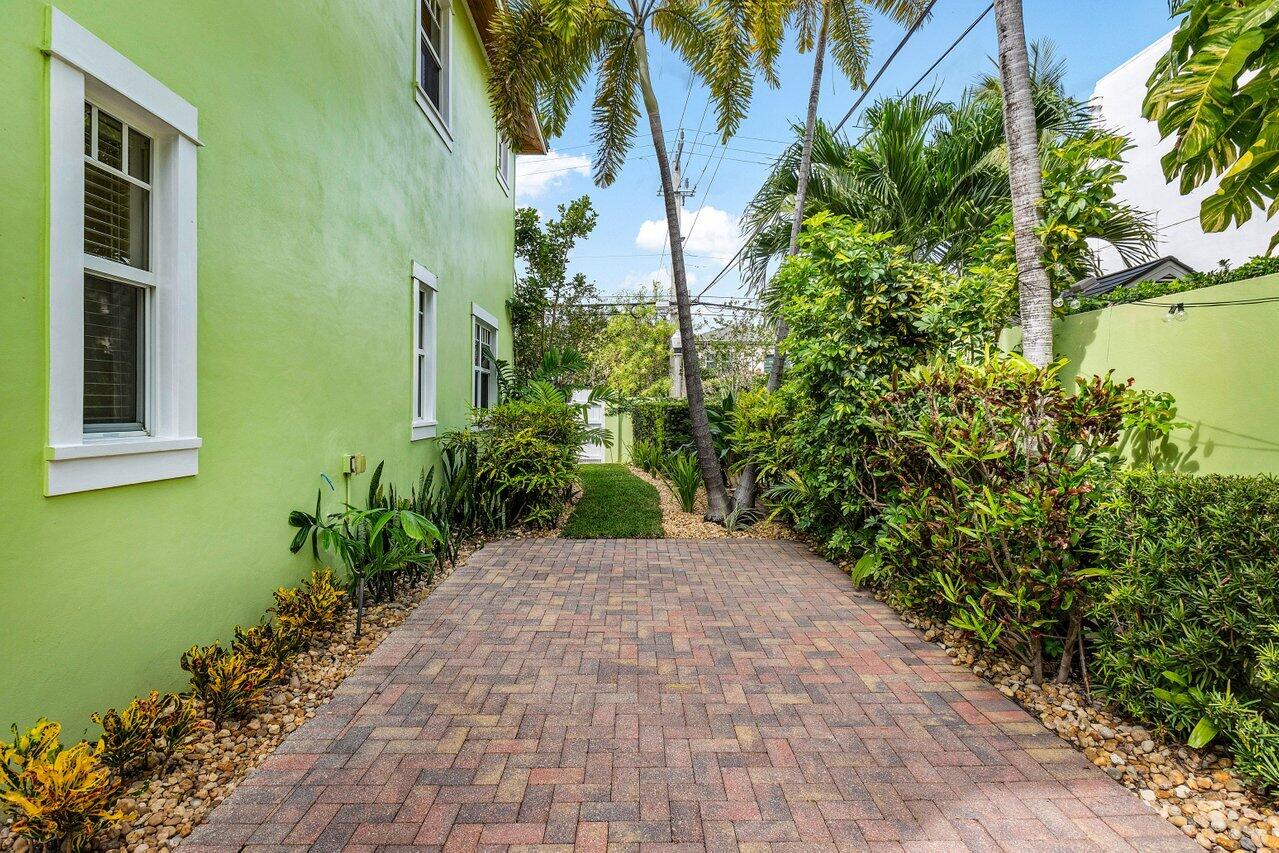 215 Vallette Way