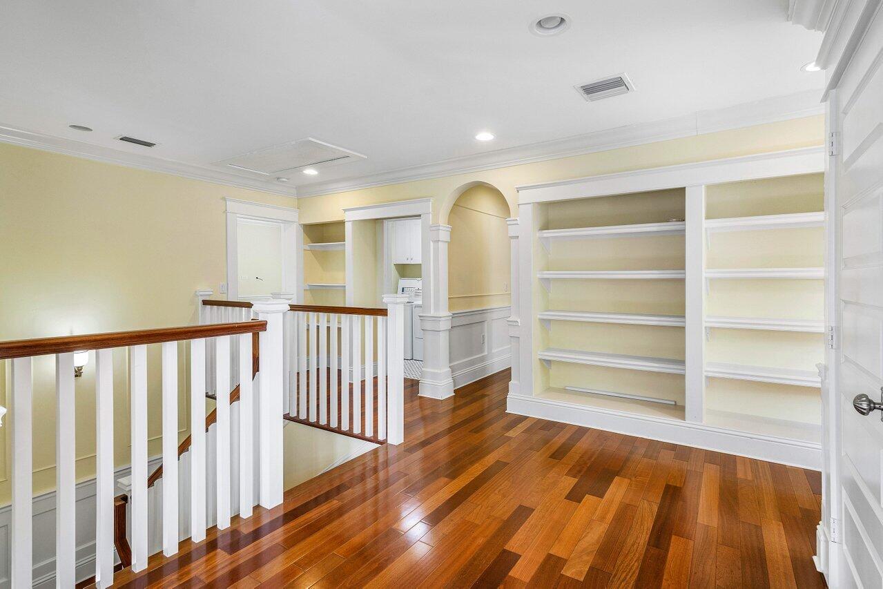215 Vallette Way