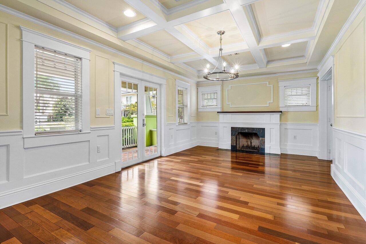 215 Vallette Way