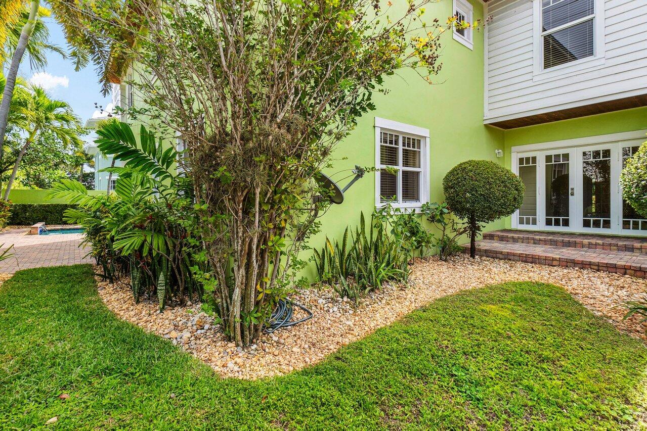 215 Vallette Way