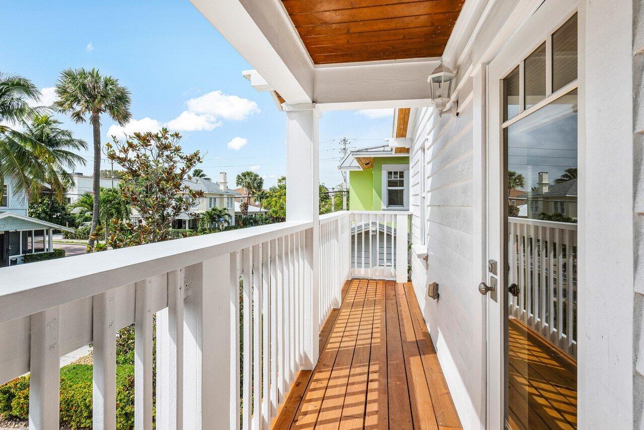 215 Vallette Way