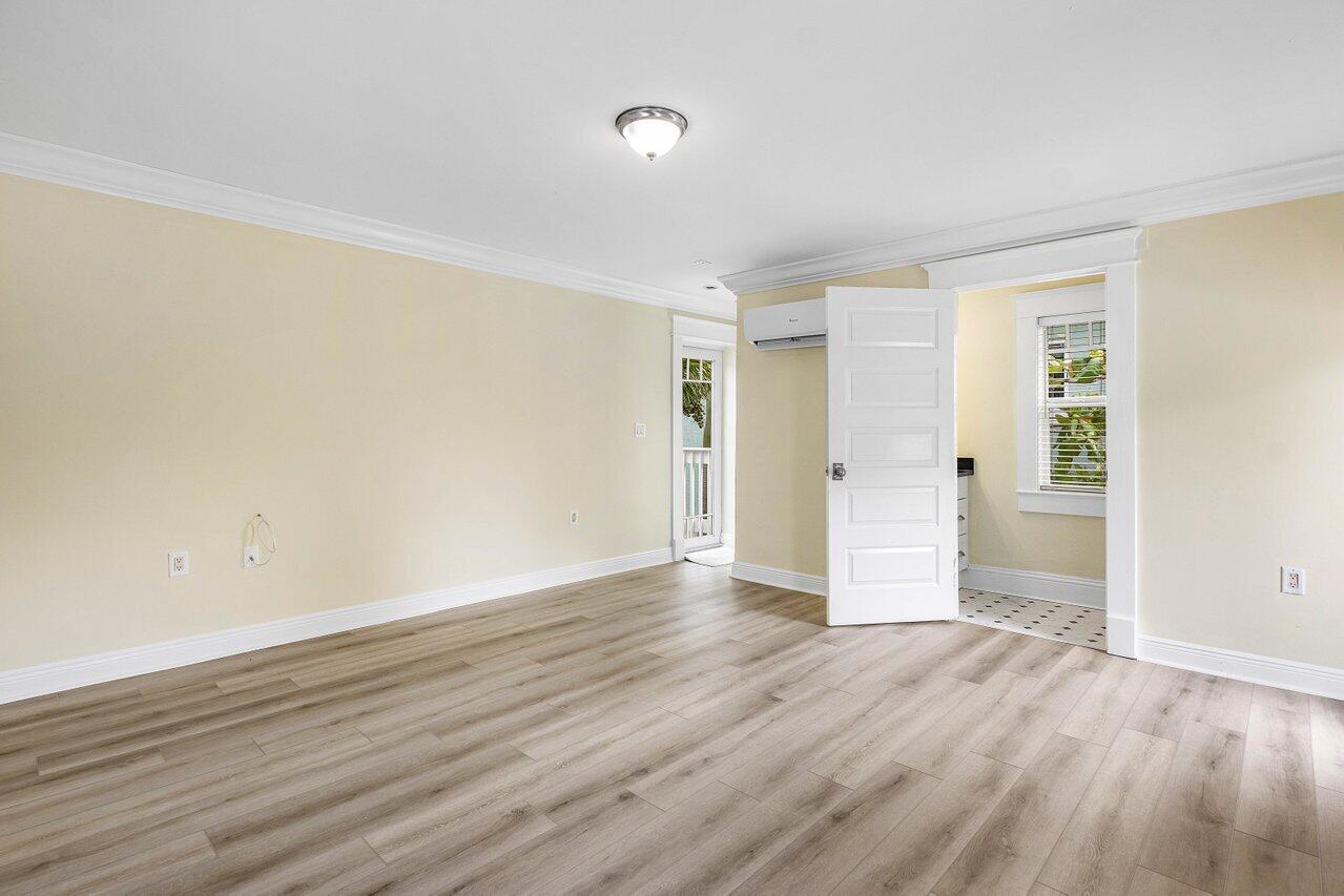 215 Vallette Way