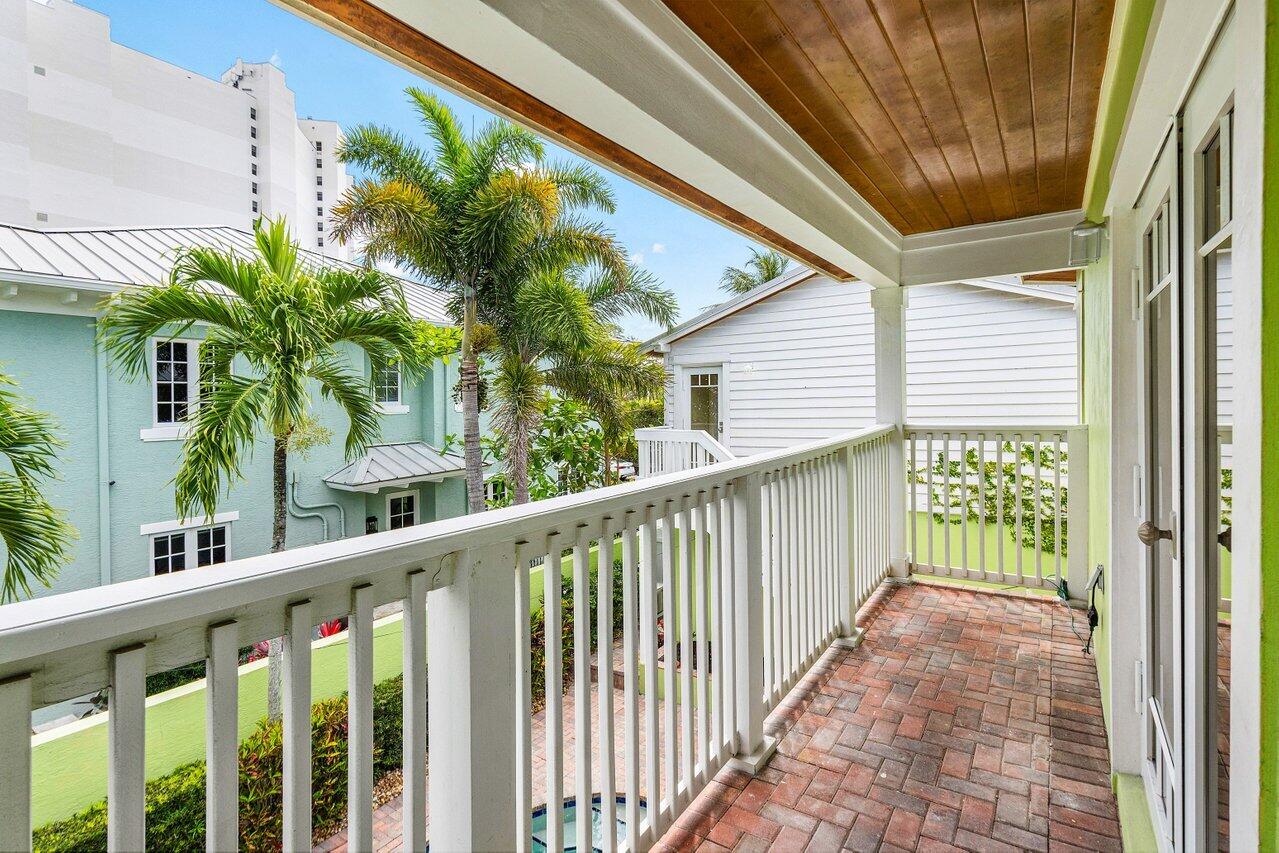 215 Vallette Way
