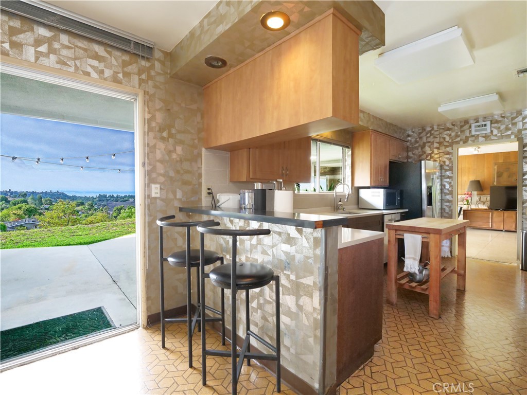 45 Crest Road W