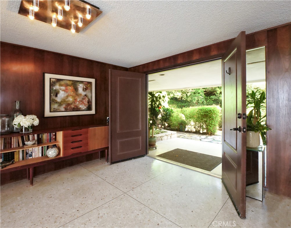 45 Crest Road W