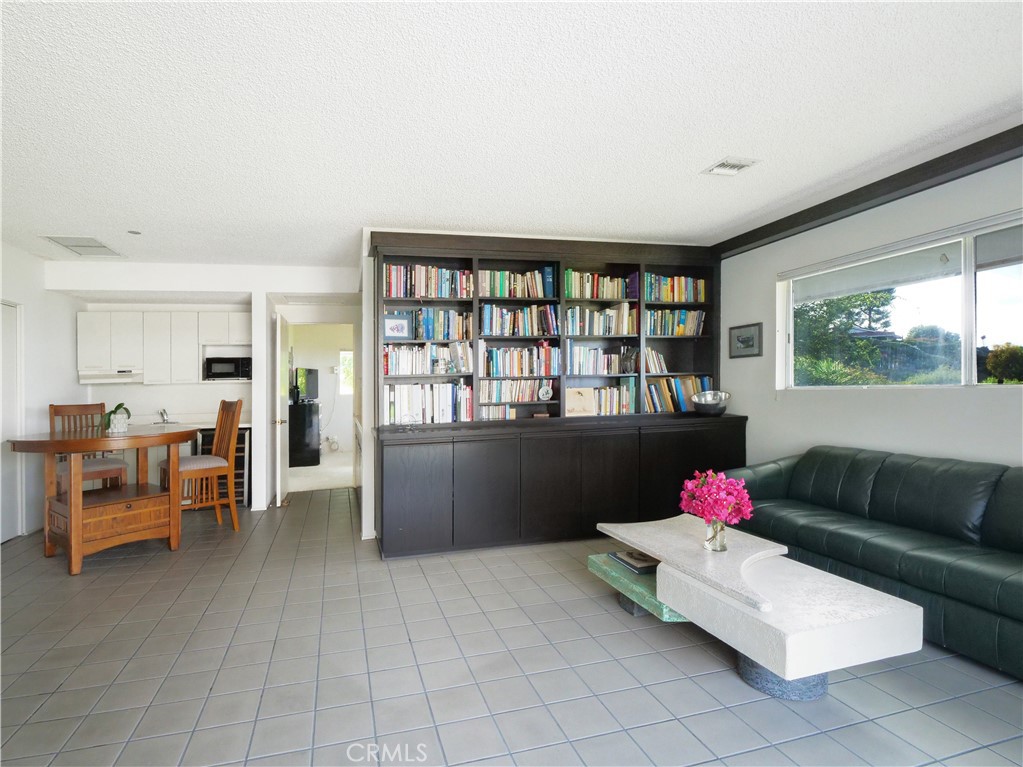 45 Crest Road W