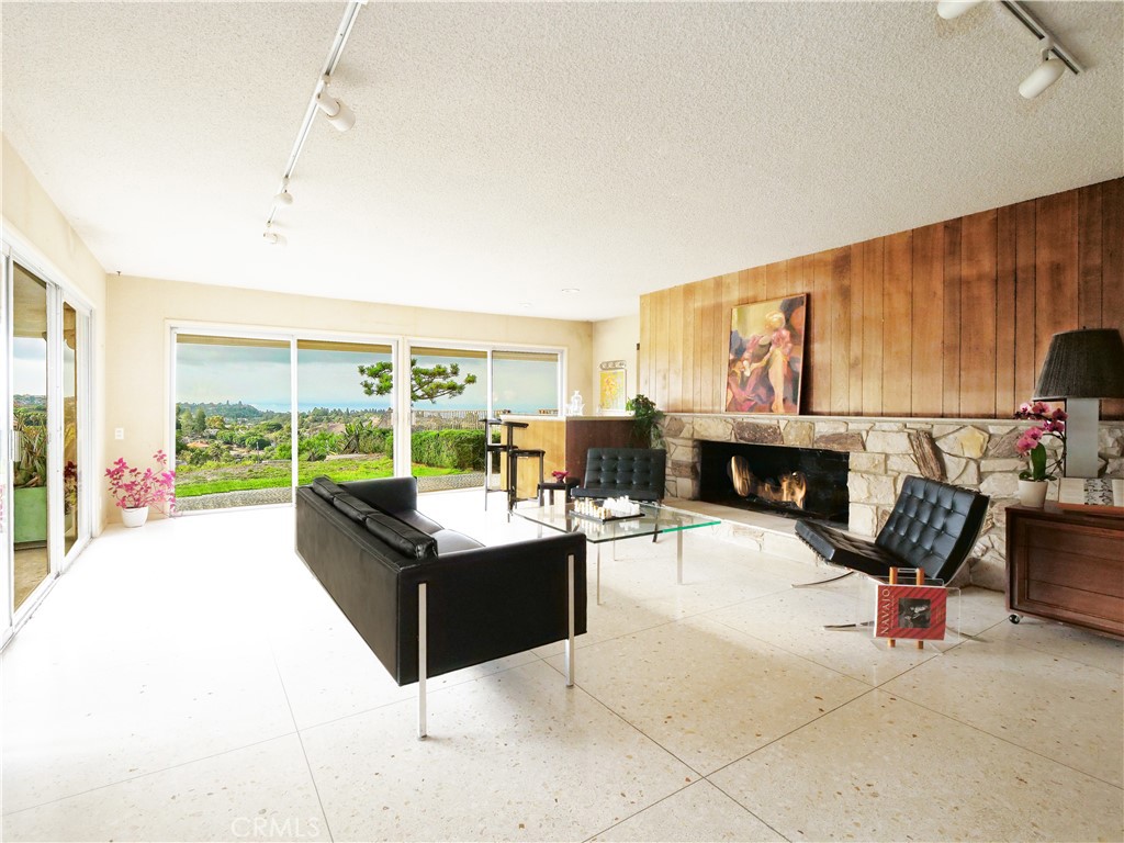 45 Crest Road W