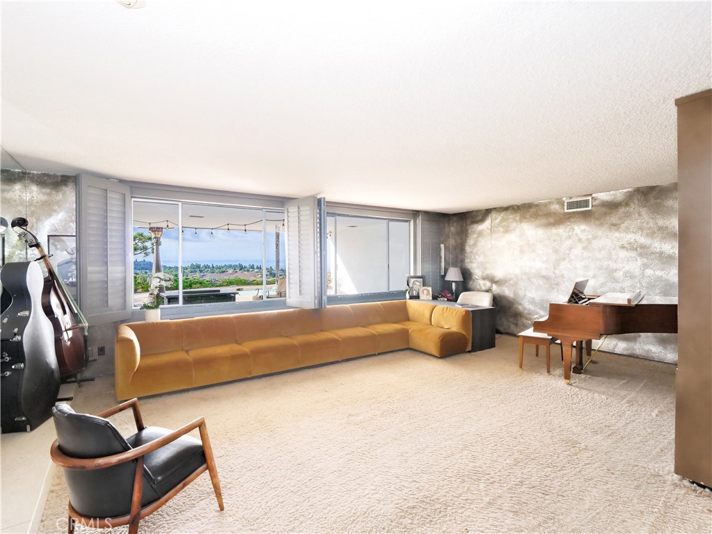 45 Crest Road W