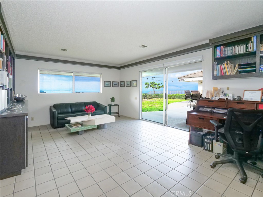 45 Crest Road W