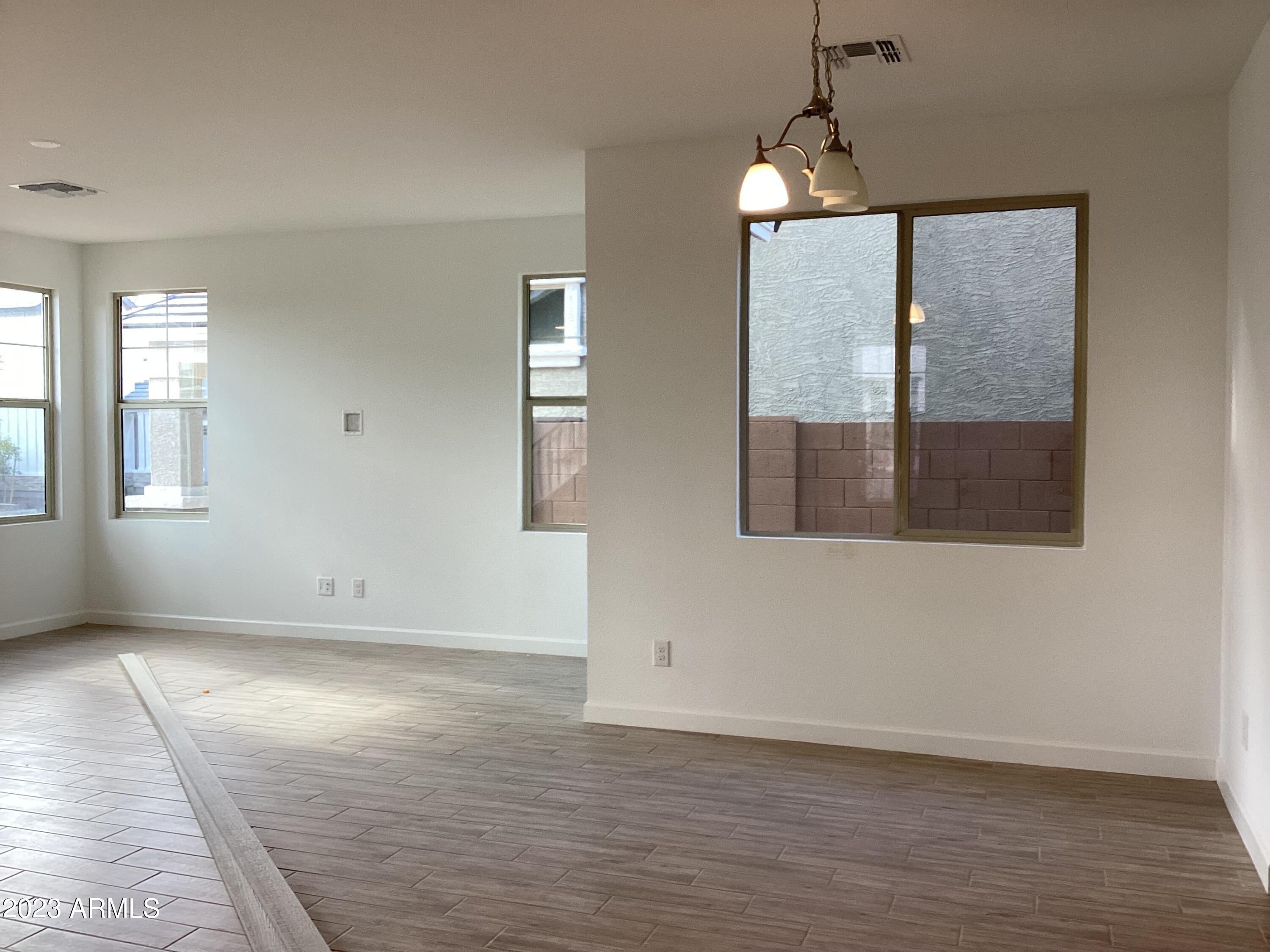 1934 W LARIAT Lane