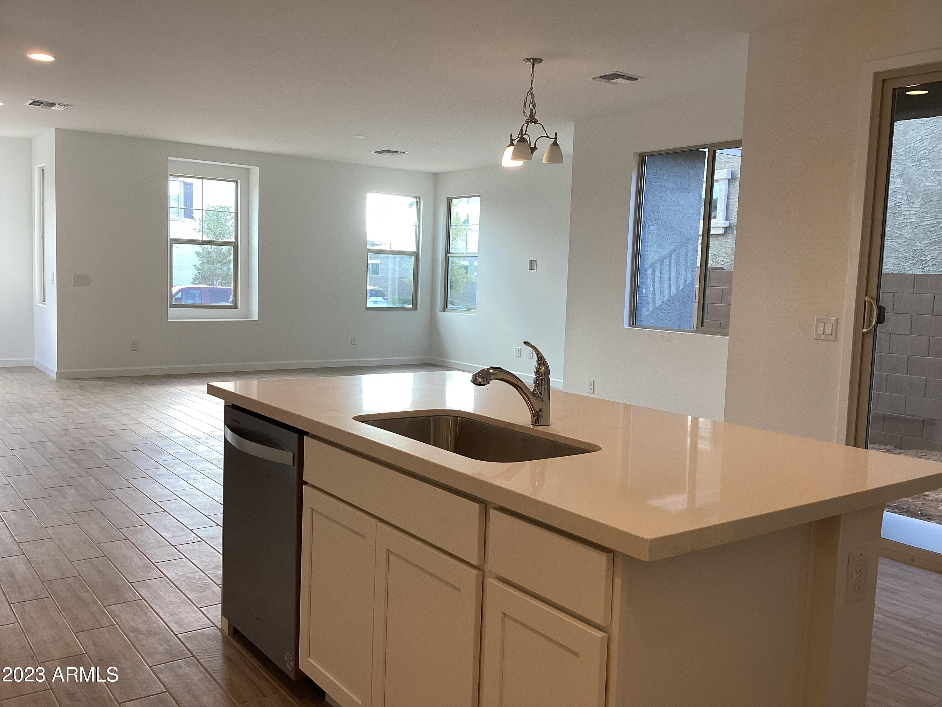 1934 W LARIAT Lane