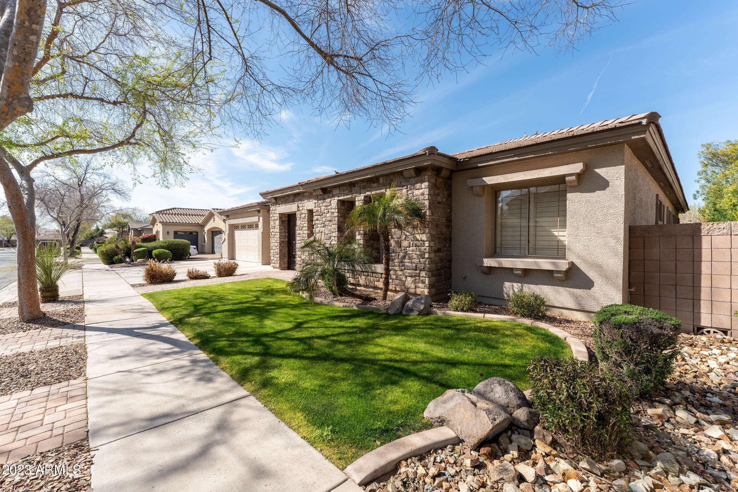 922 W BLUEBIRD Drive