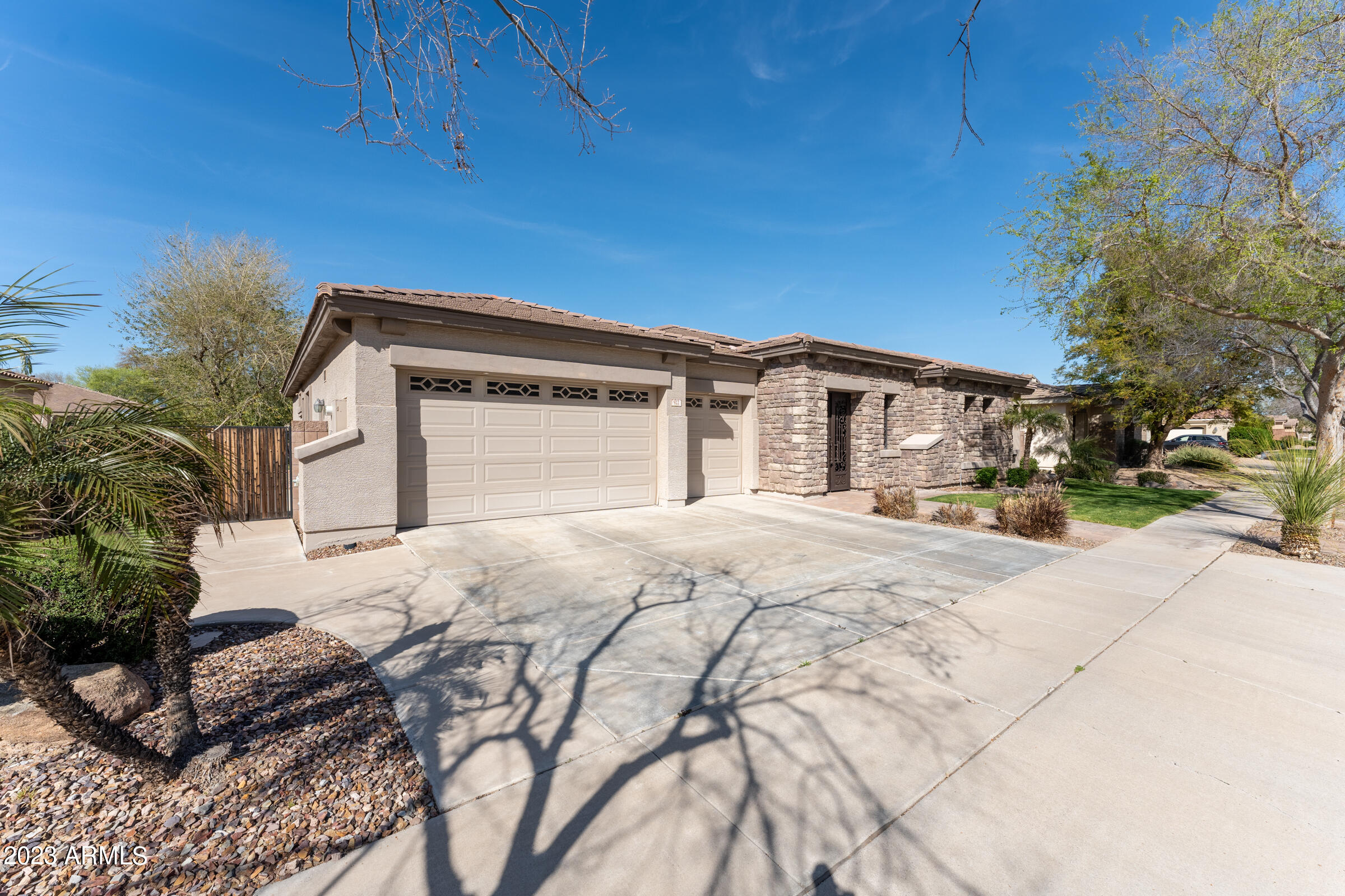 922 W BLUEBIRD Drive