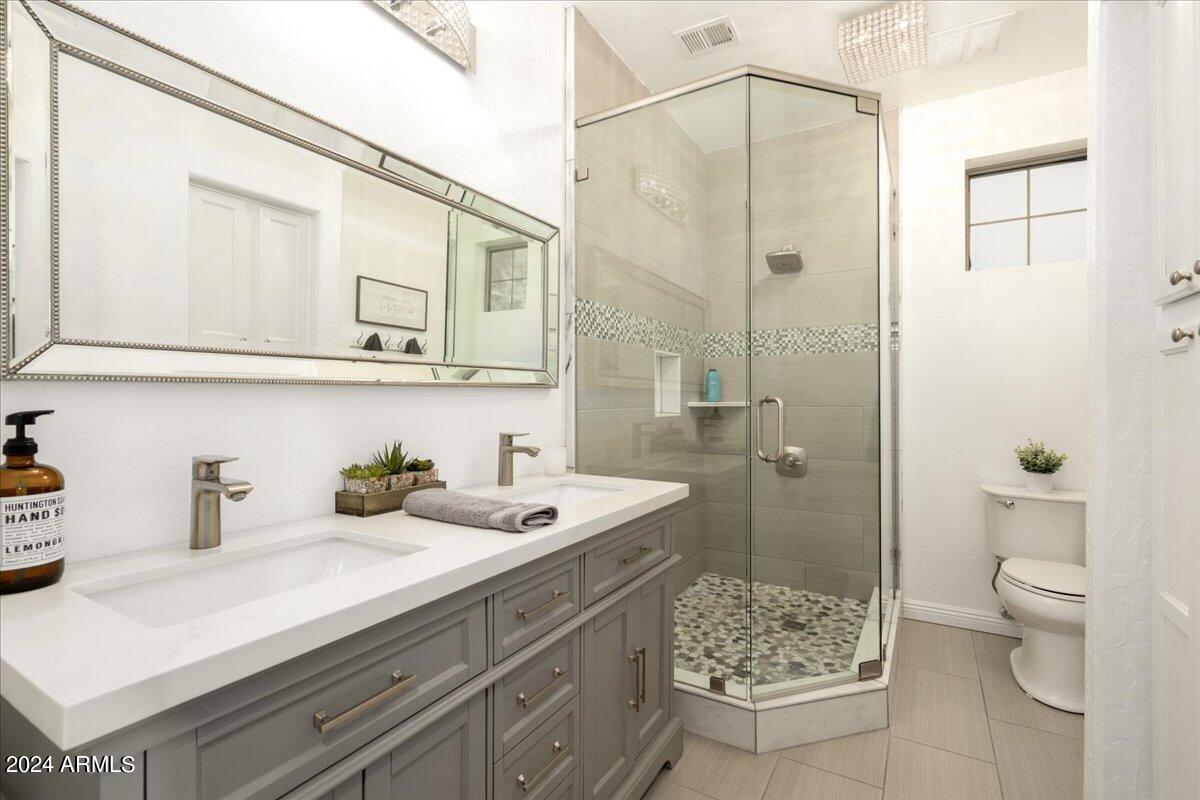928 E CARLA VISTA Drive