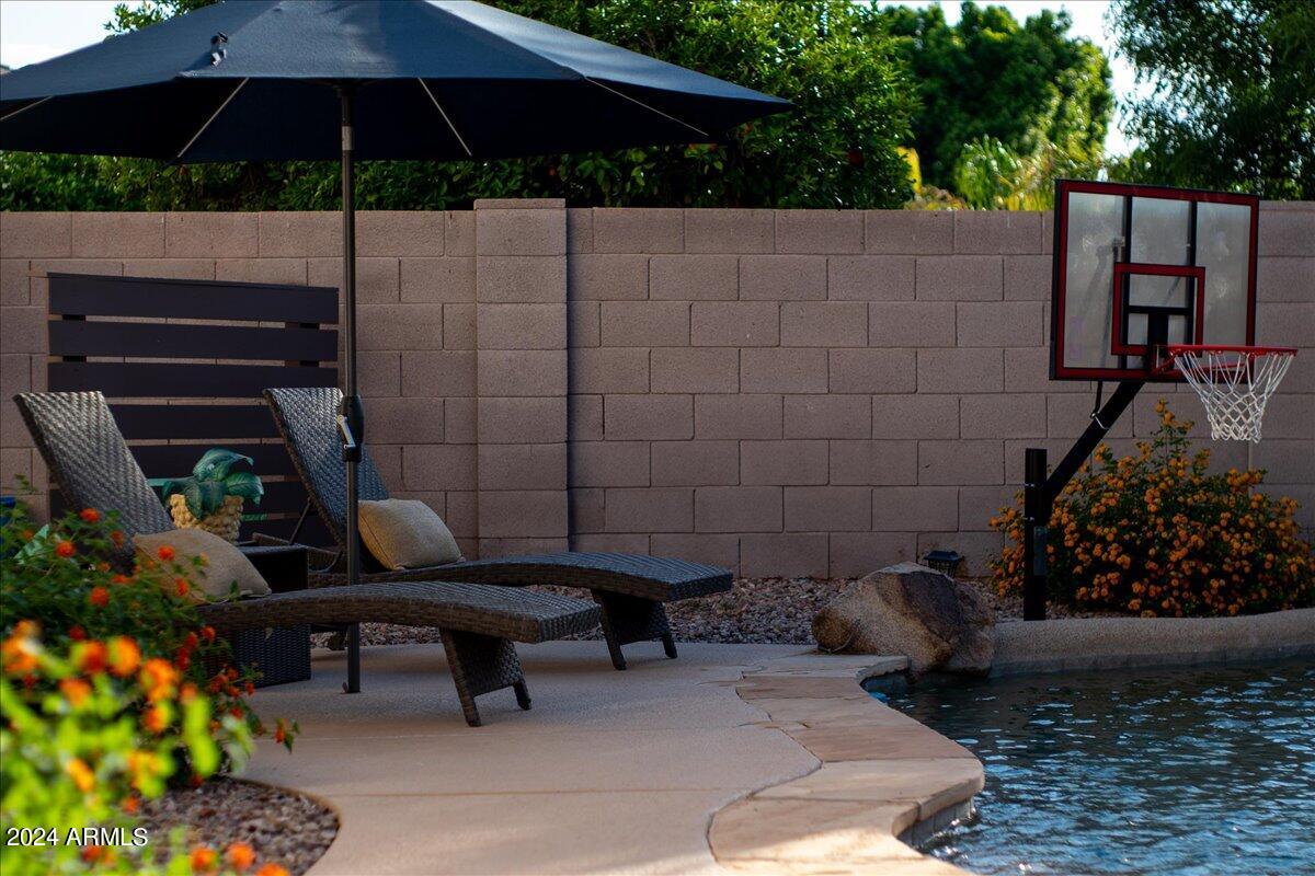 928 E CARLA VISTA Drive
