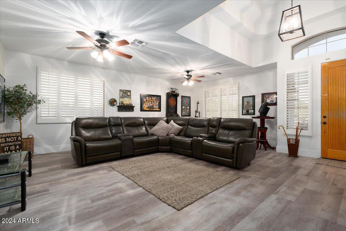 928 E CARLA VISTA Drive