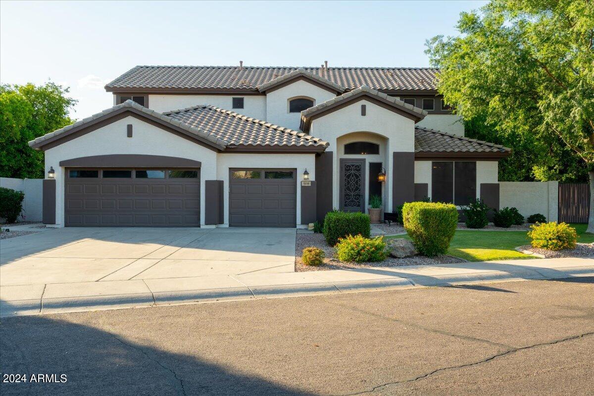 928 E CARLA VISTA Drive