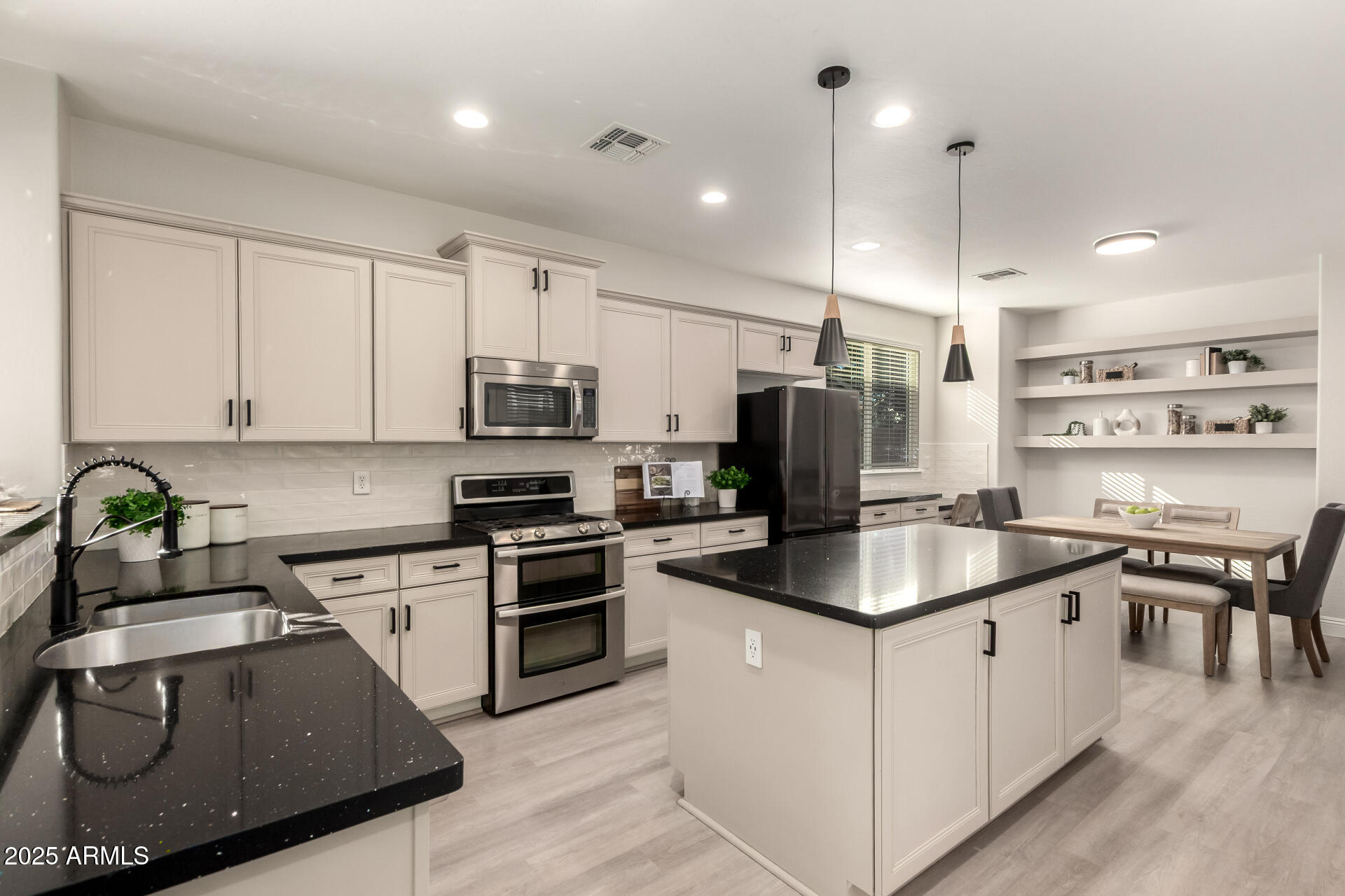 3955 E MESQUITE Street