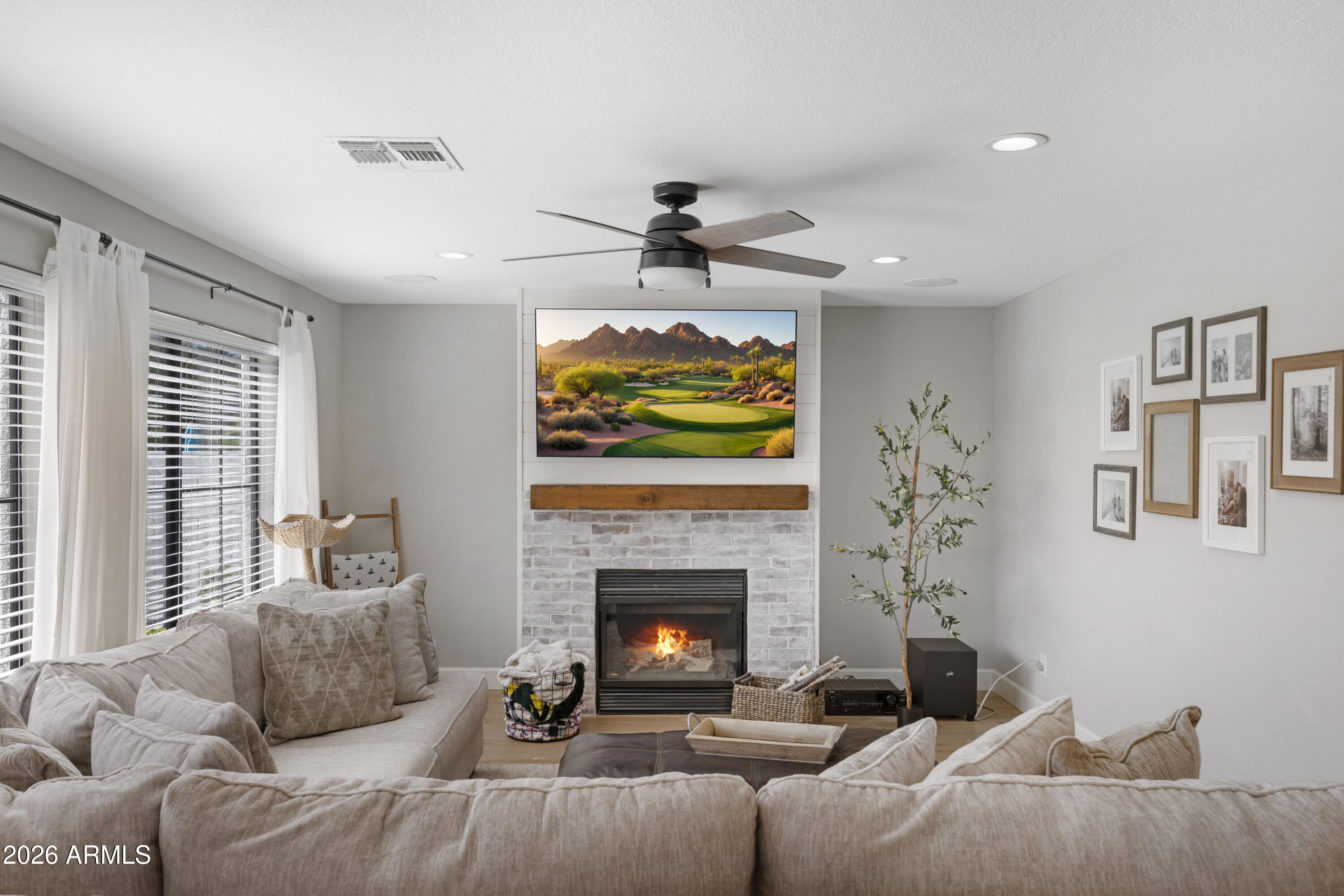 3423 E LINDA Lane