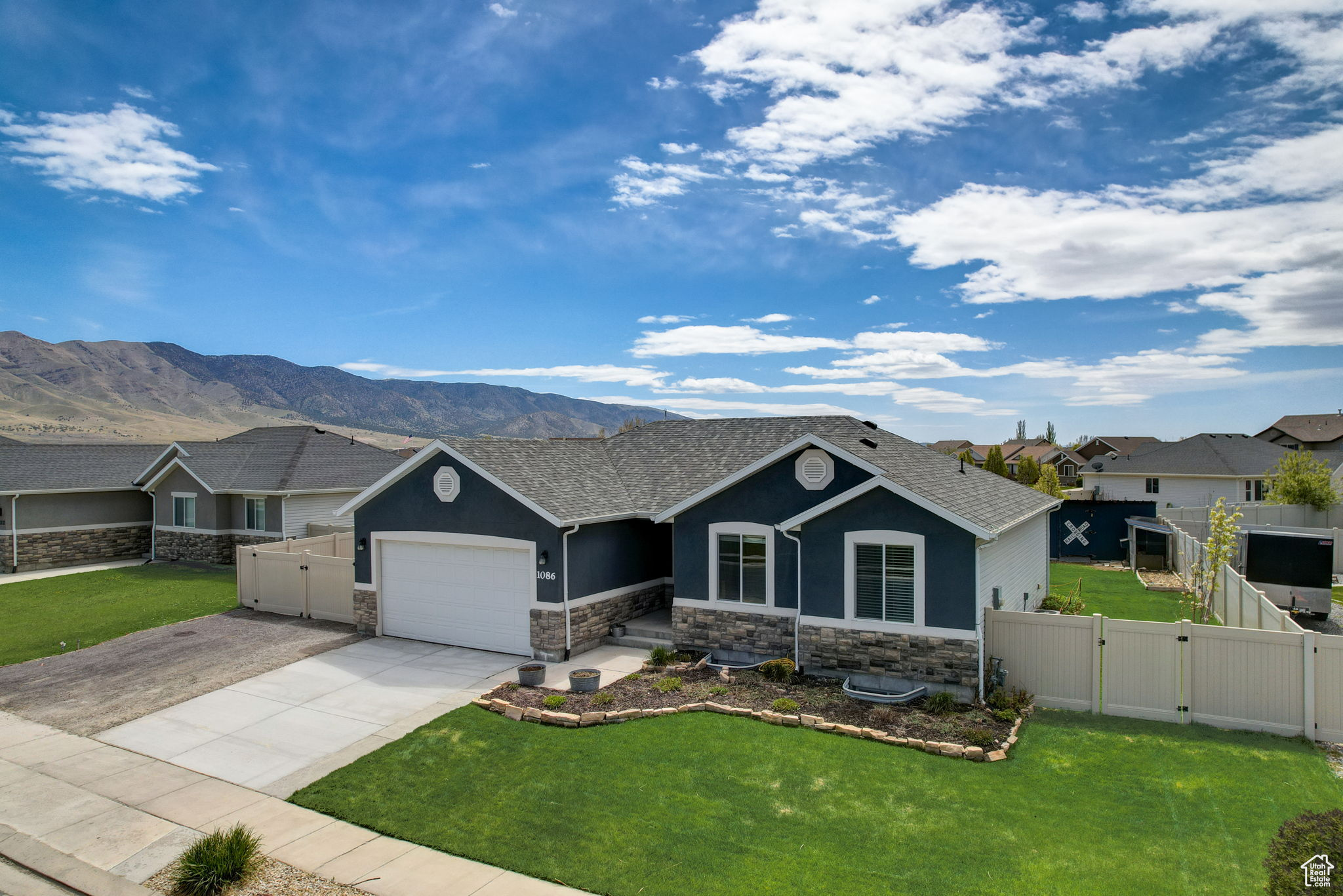 1086 E HUNTER LN