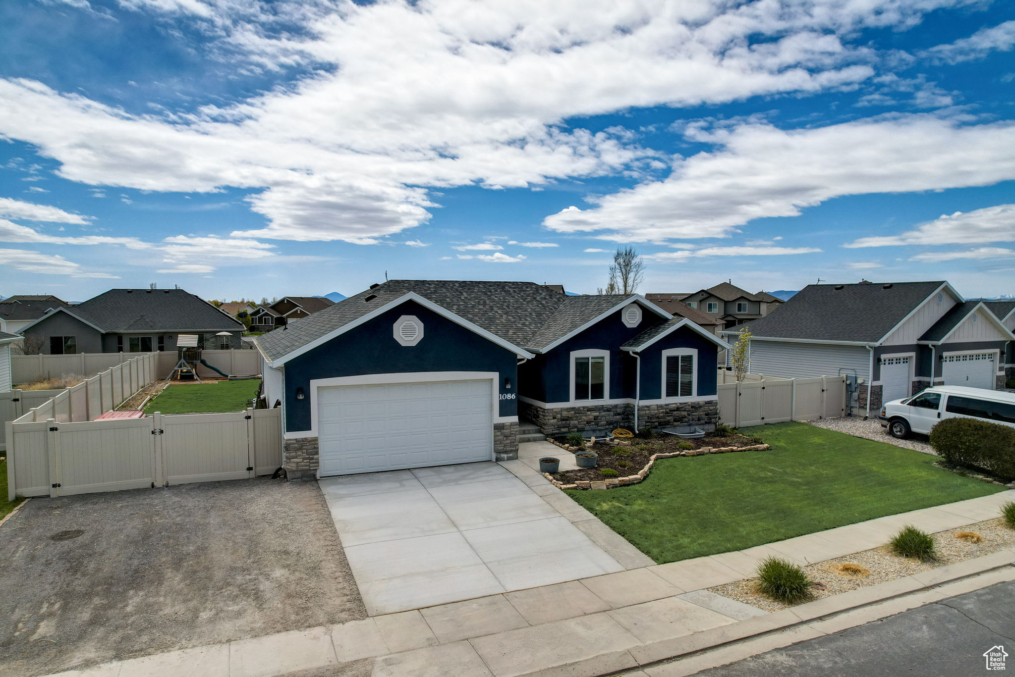 1086 E HUNTER LN