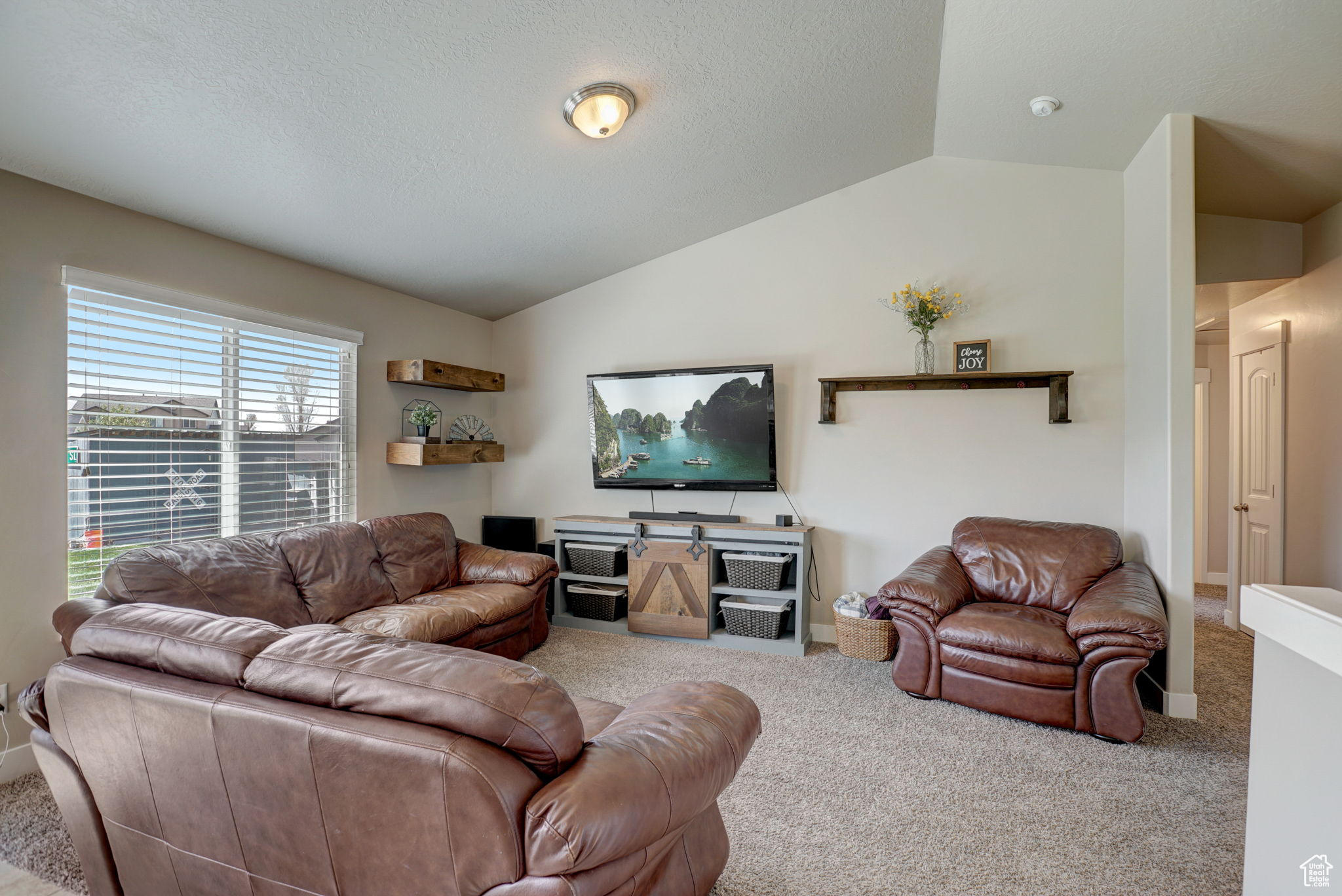 1086 E HUNTER LN