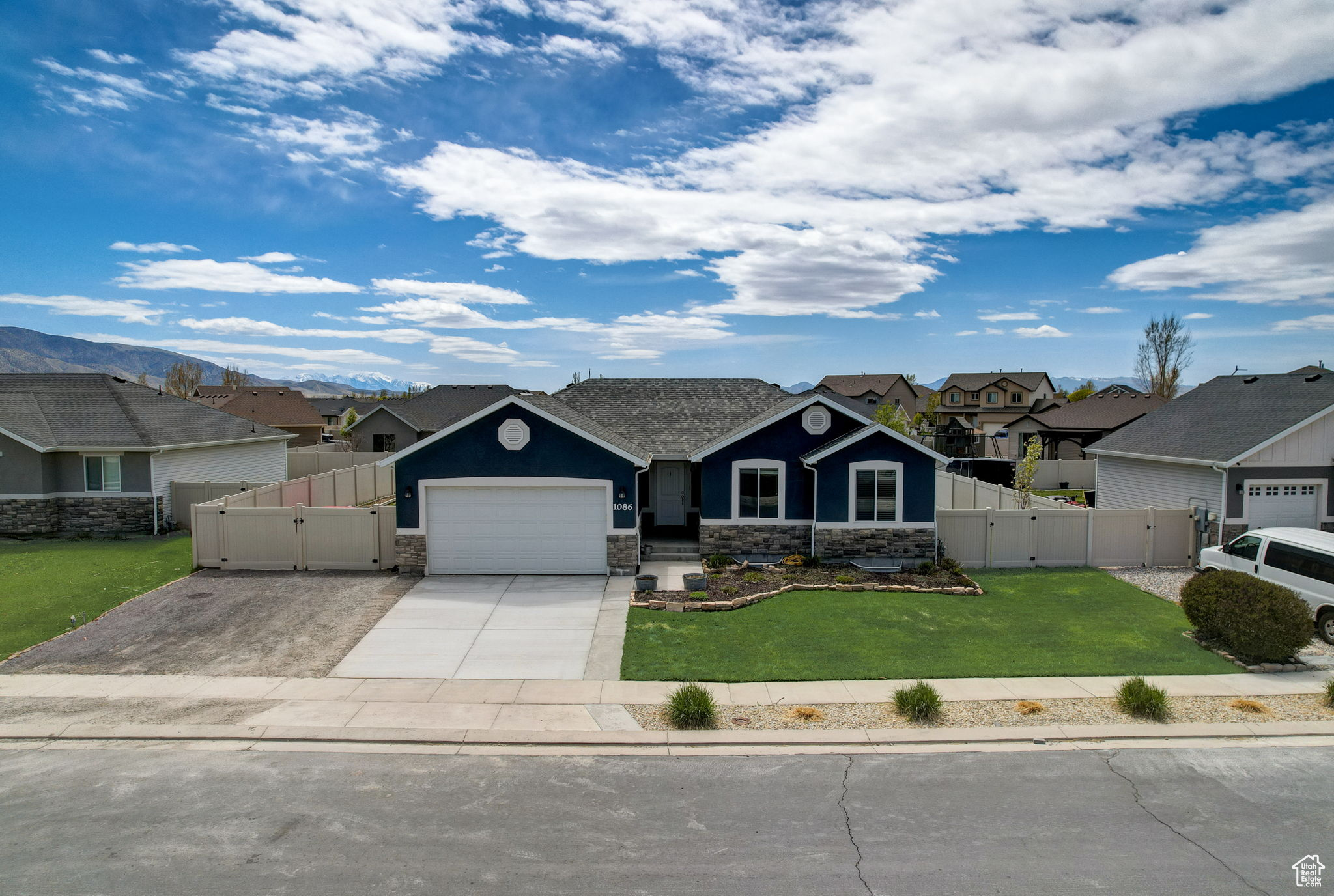 1086 E HUNTER LN