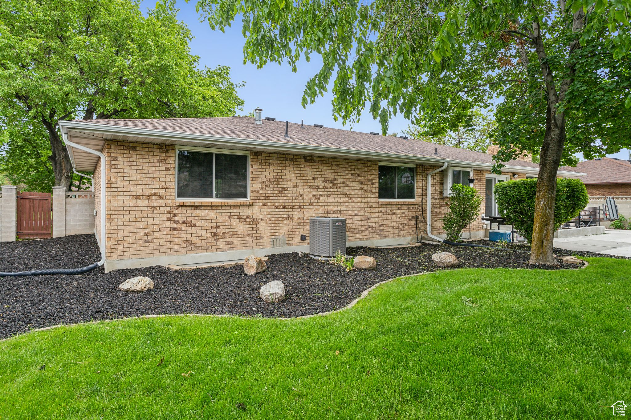 911 W BROOKCREST CIR