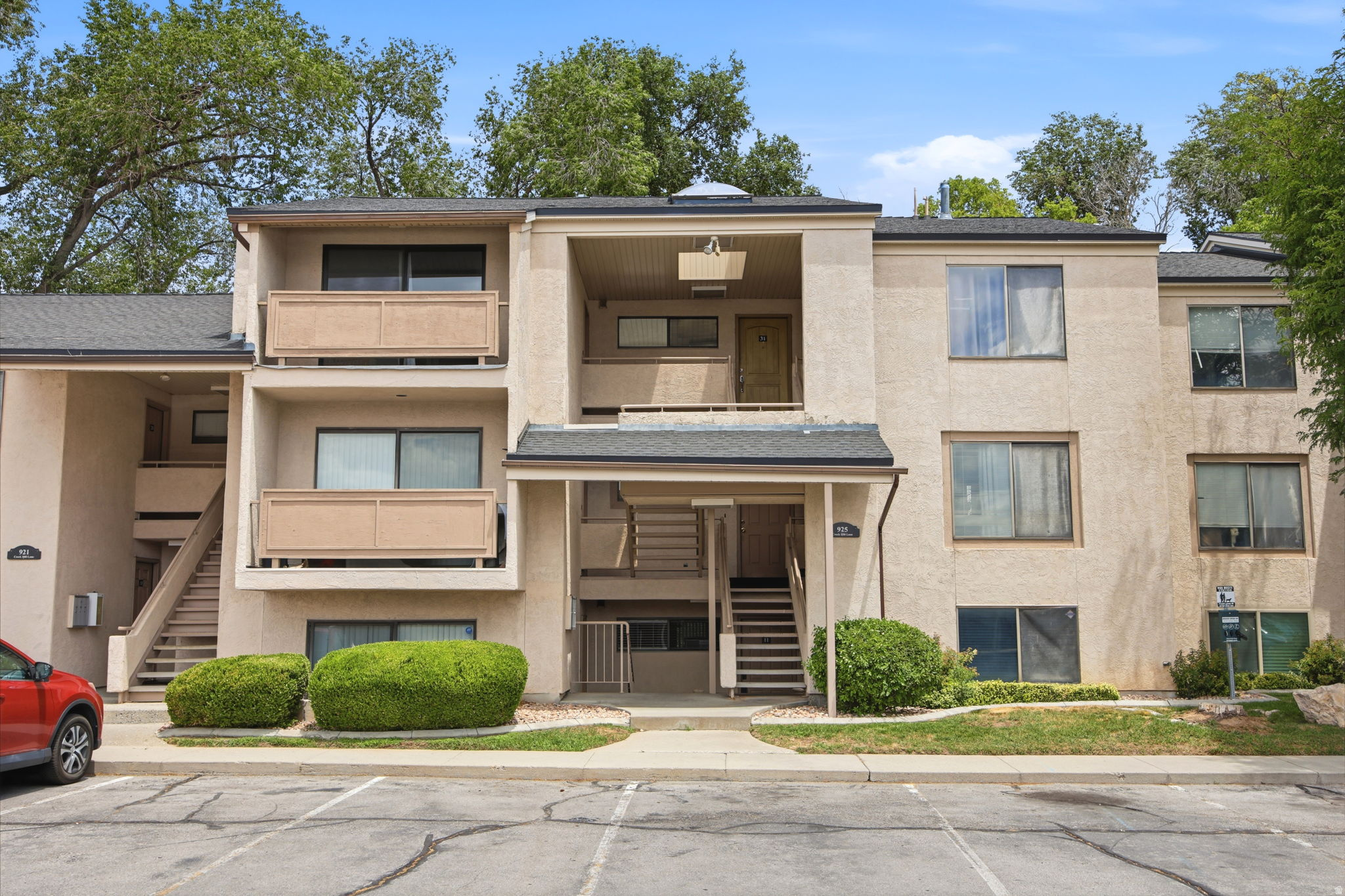 925 E CREEK HILL LN #30