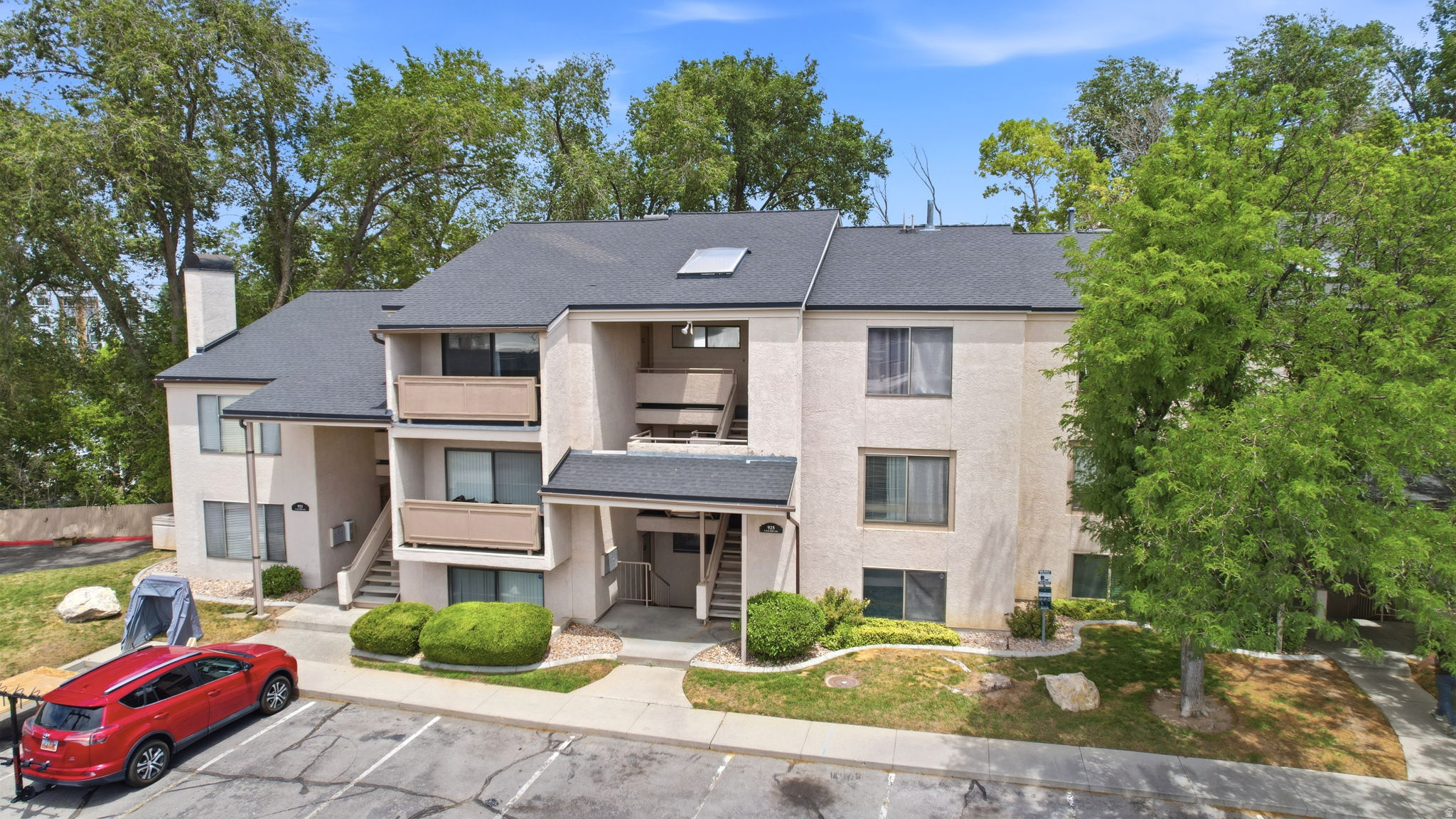 925 E CREEK HILL LN #30