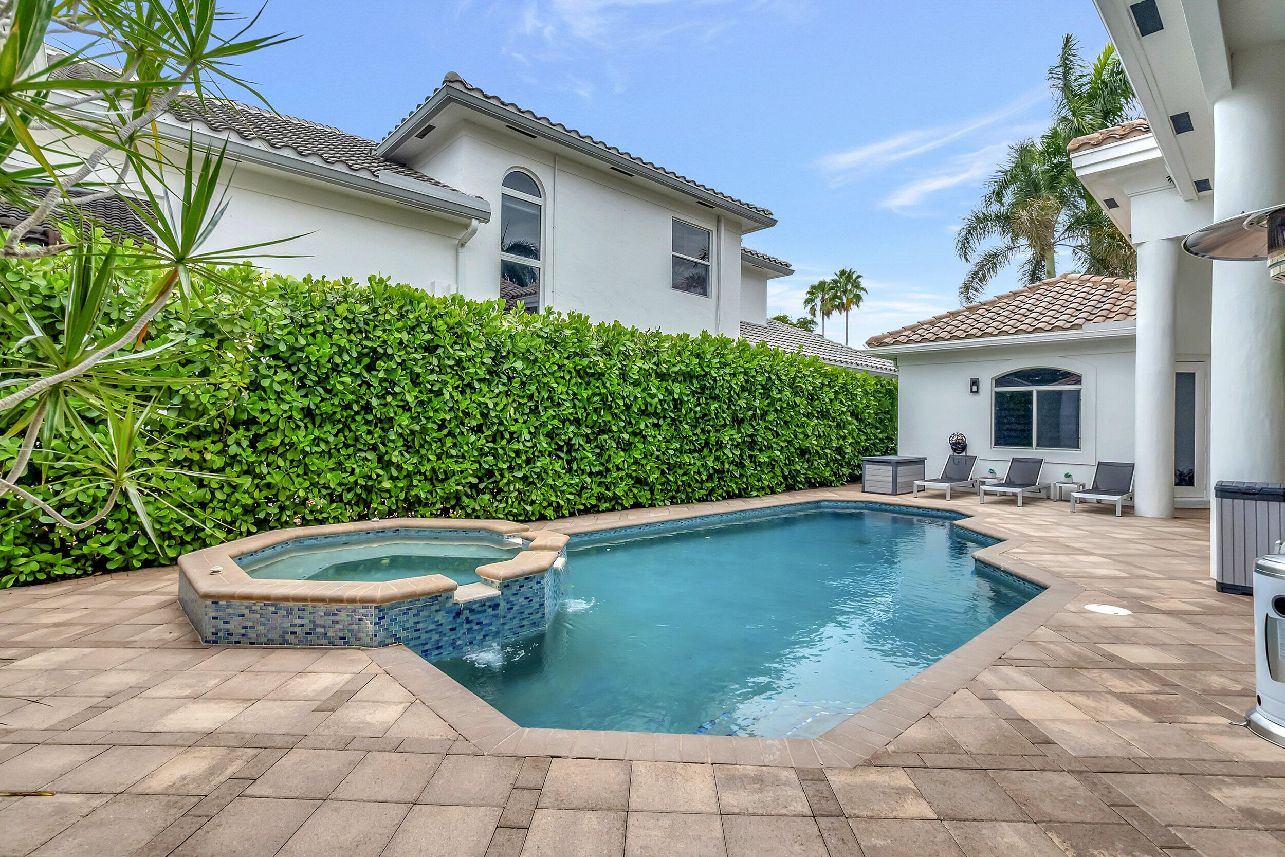 4085 Avalon Pointe Drive