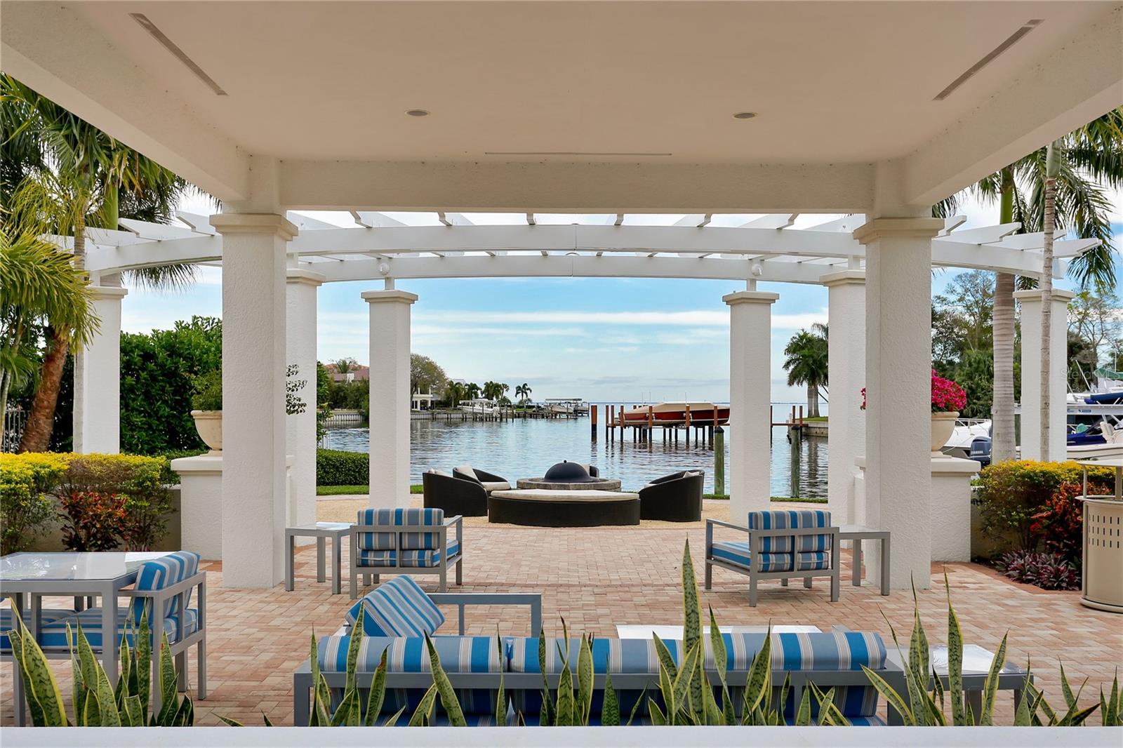 1325 SNELL ISLE BLVD NE #911