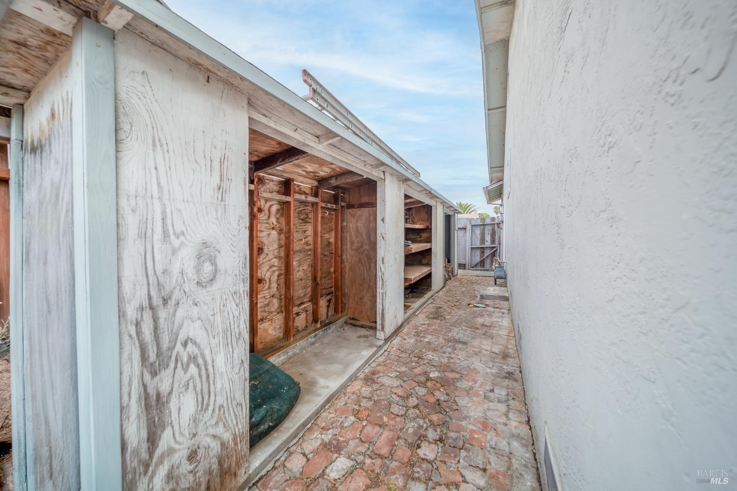 712 Capra Dr