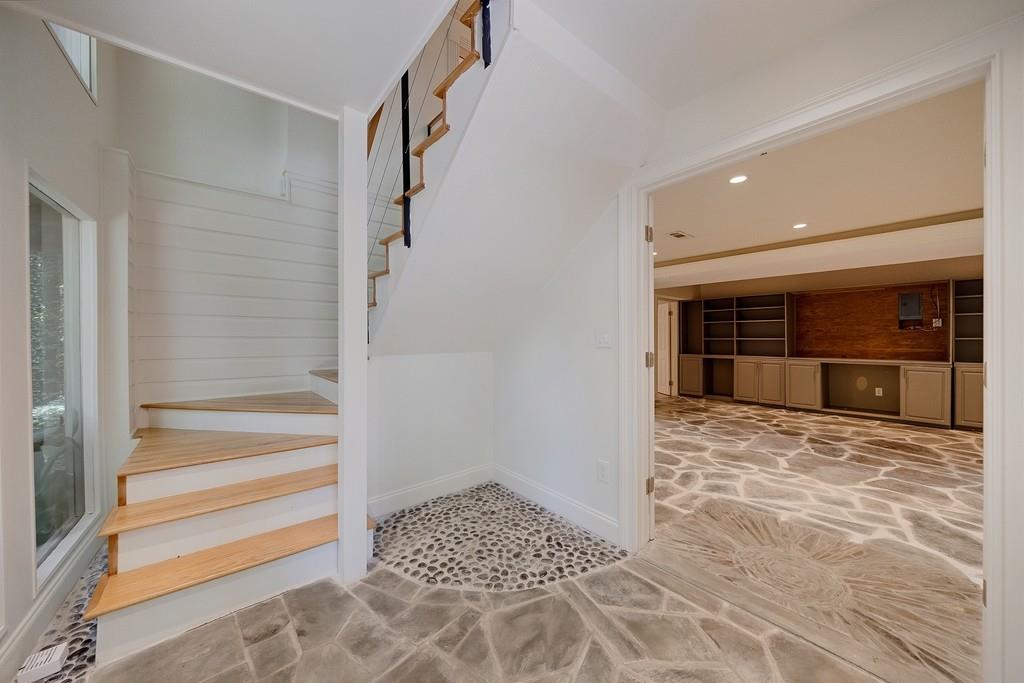 102 Vanessa Drive SE