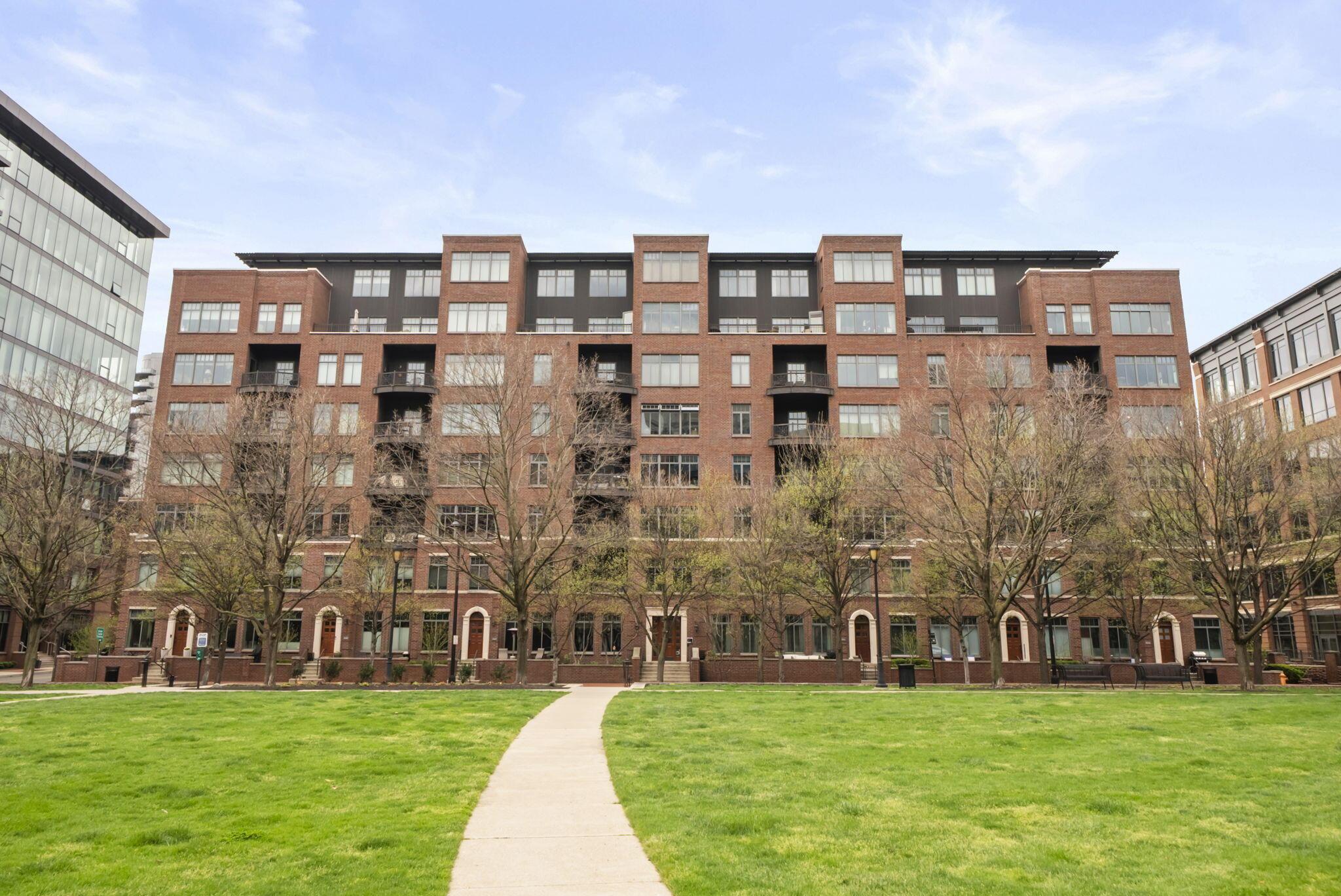 250 Daniel Burnham Square, 710